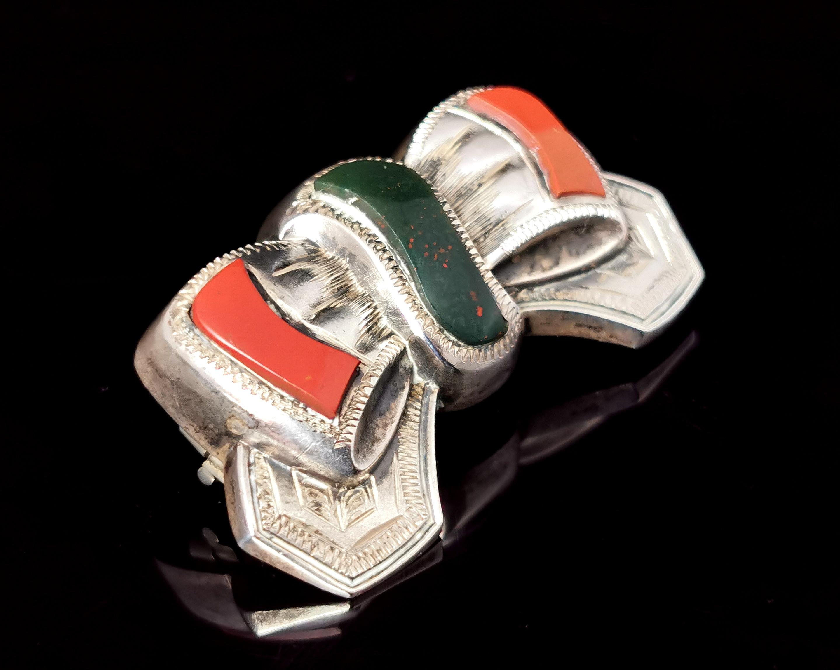 Antique Victorian Scottish Agate and Silver Bow Brooch In Fair Condition For Sale In NEWARK, GB