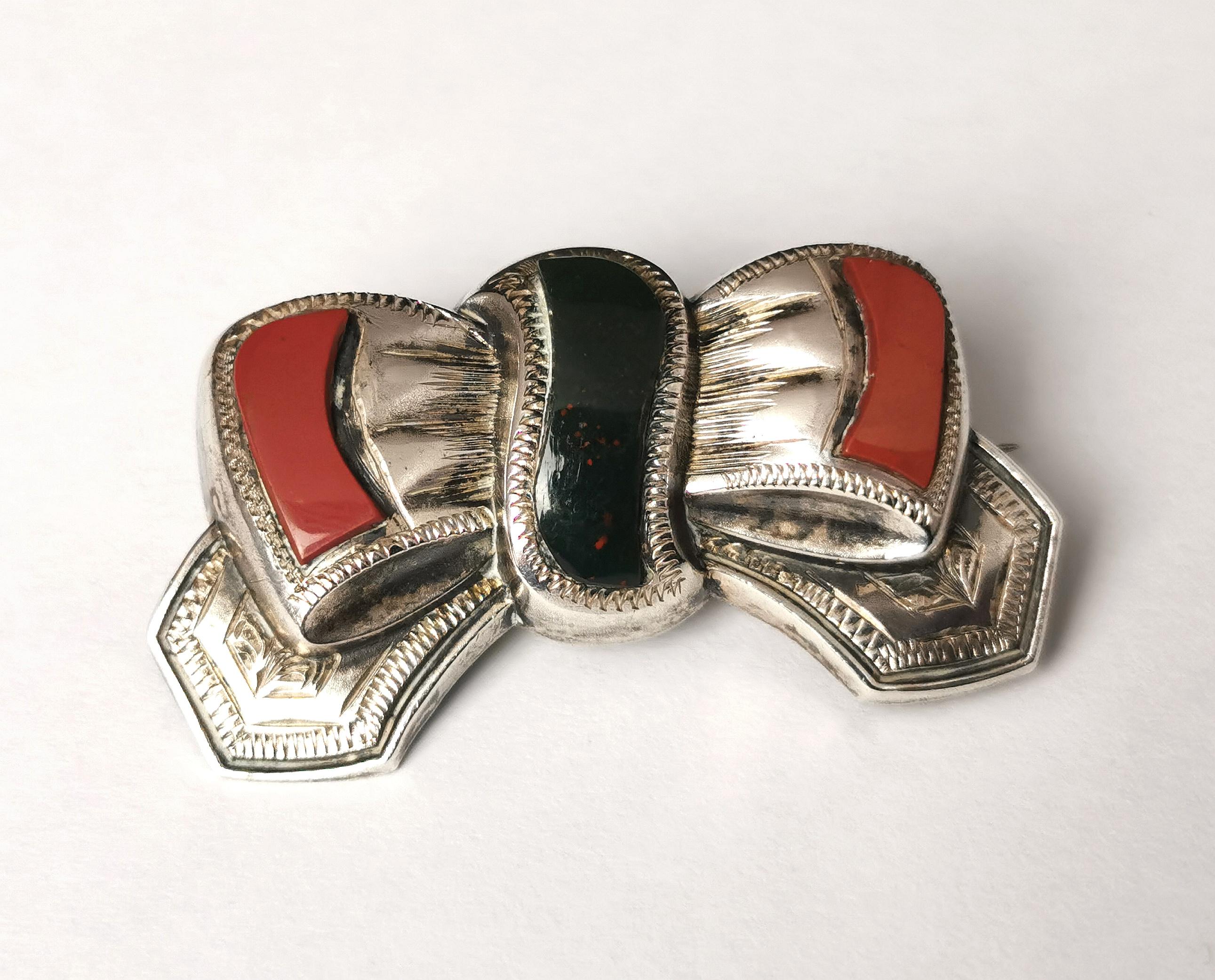 Antique Victorian Scottish Agate and Silver Bow Brooch For Sale 1