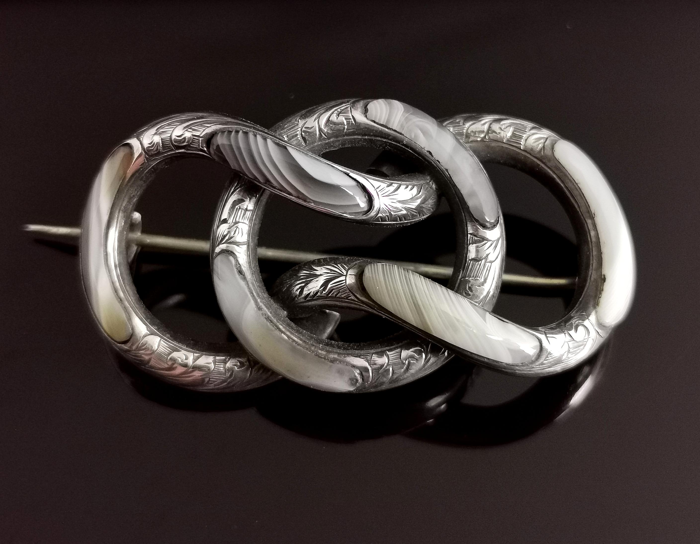 Antique Victorian Scottish Agate and Silver Knot Brooch In Fair Condition In NEWARK, GB