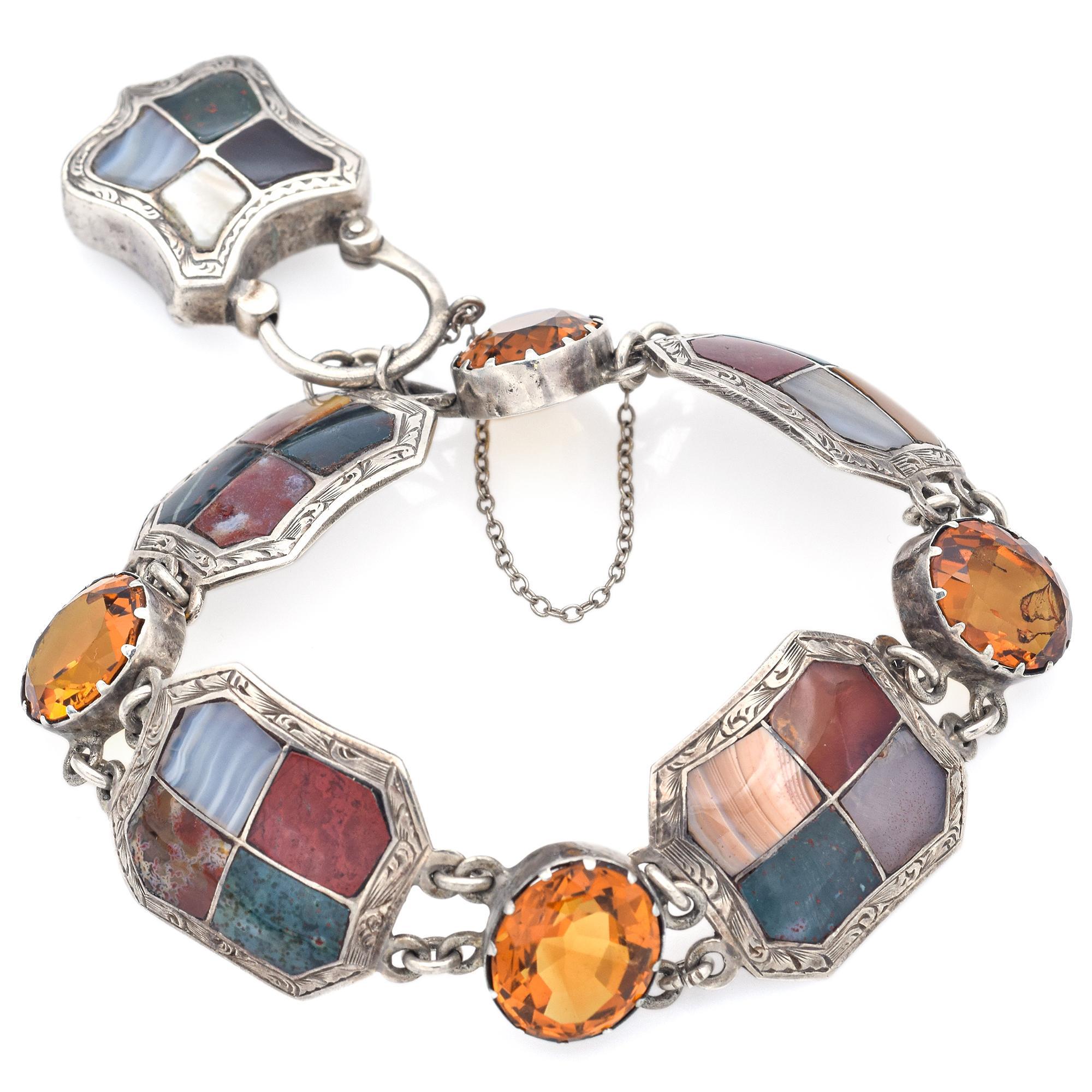 Esempio di gioielleria scozzese vittoriana, questo braccialetto antico presenta maglie alternate di agata tagliata a mano e pannelli di pietra sanguigna incorniciati da un'intricata incisione in argento. Ogni sezione colorata mostra la bellezza