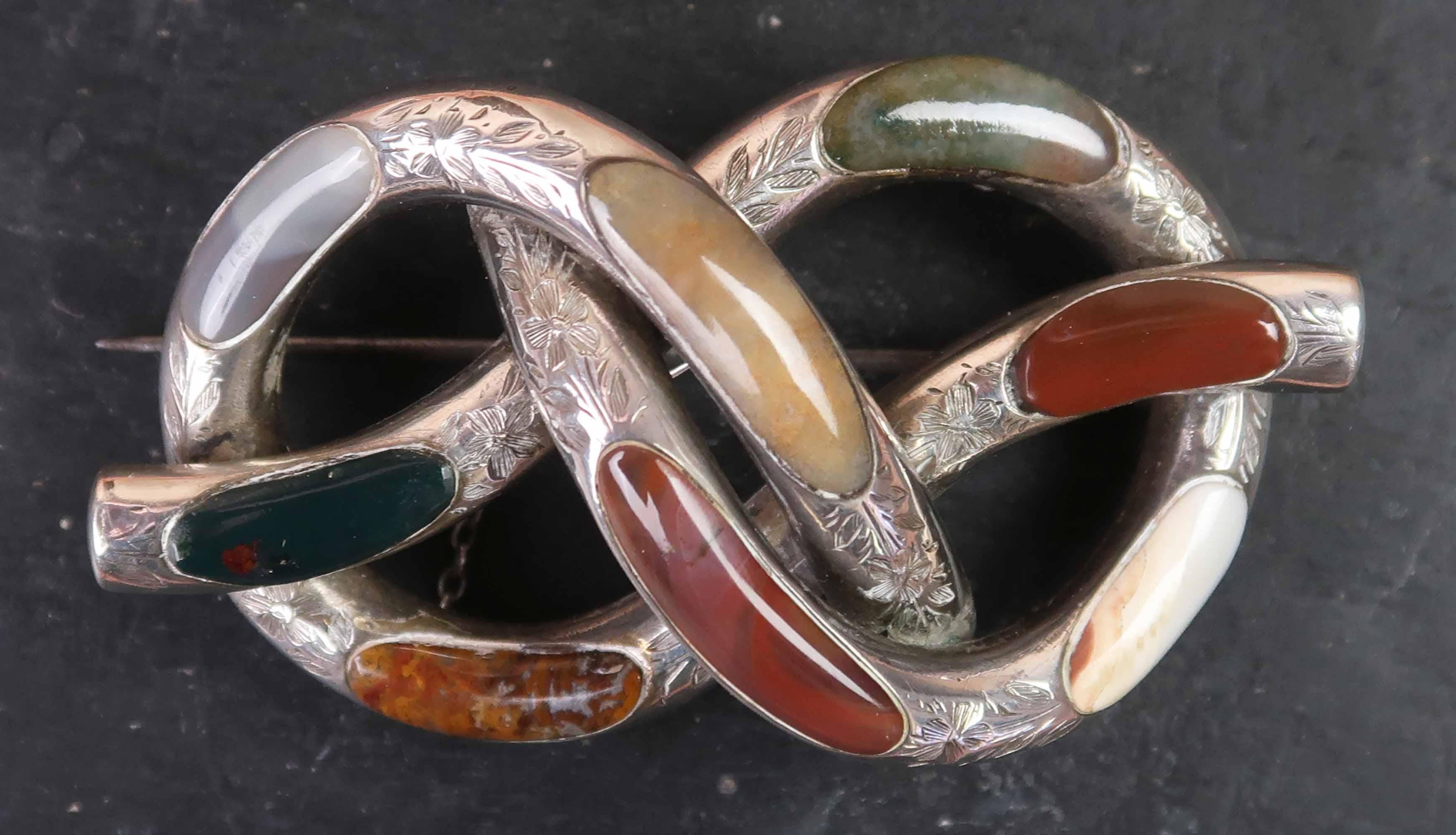 Antiguo broche escocés victoriano de ágata. Finales del siglo XIX Victoriano en venta