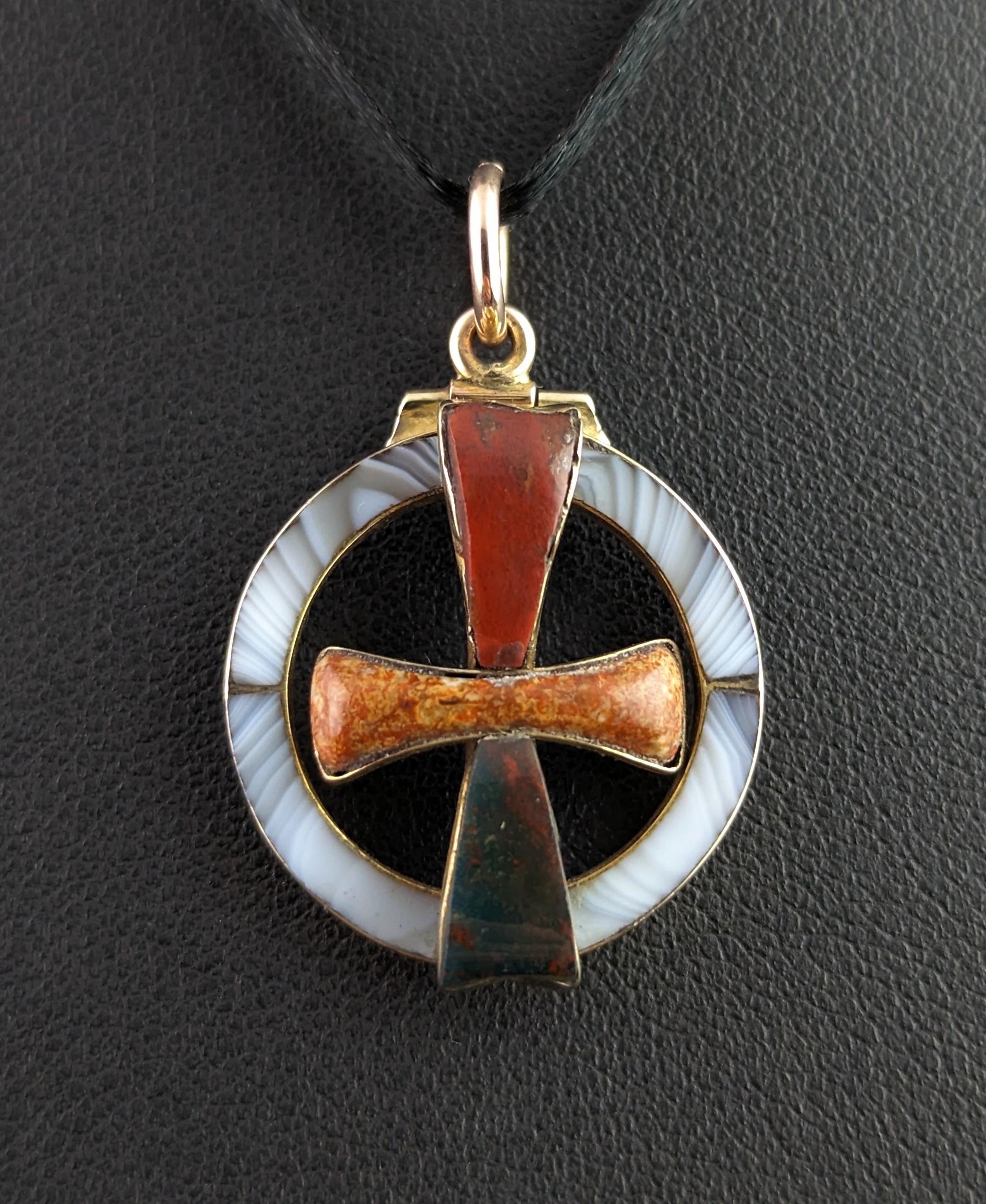 Nous adorons cette pendeloque de conversion en agate écossaise, ancienne et inhabituelle, datant du début de l'ère victorienne.

De forme circulaire, il présente un motif découpé avec une croix au centre, la croix est sertie de différentes agates