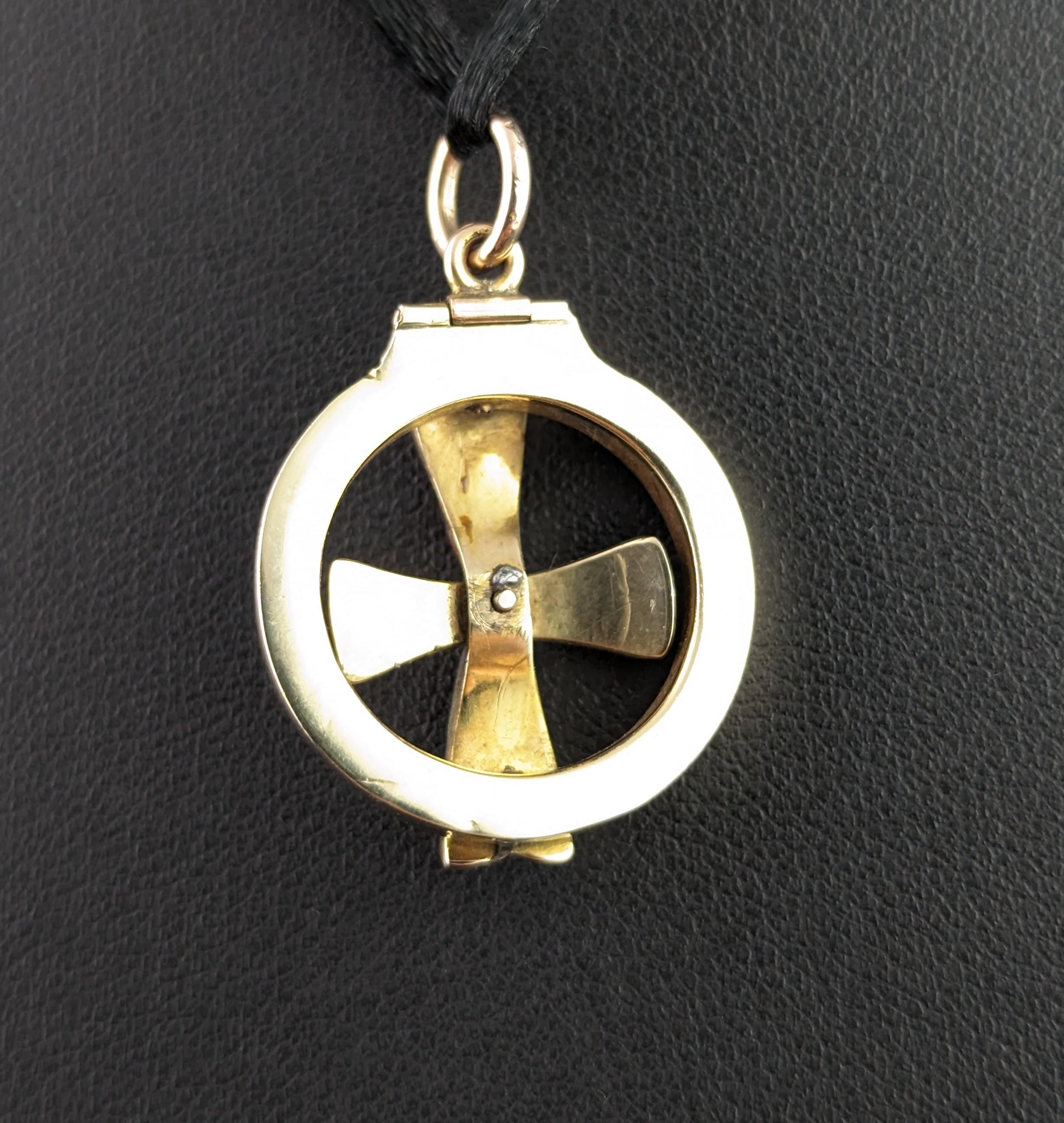 Pendentif croix victorien ancien en or jaune 9 carats, style écossais  en vente 1