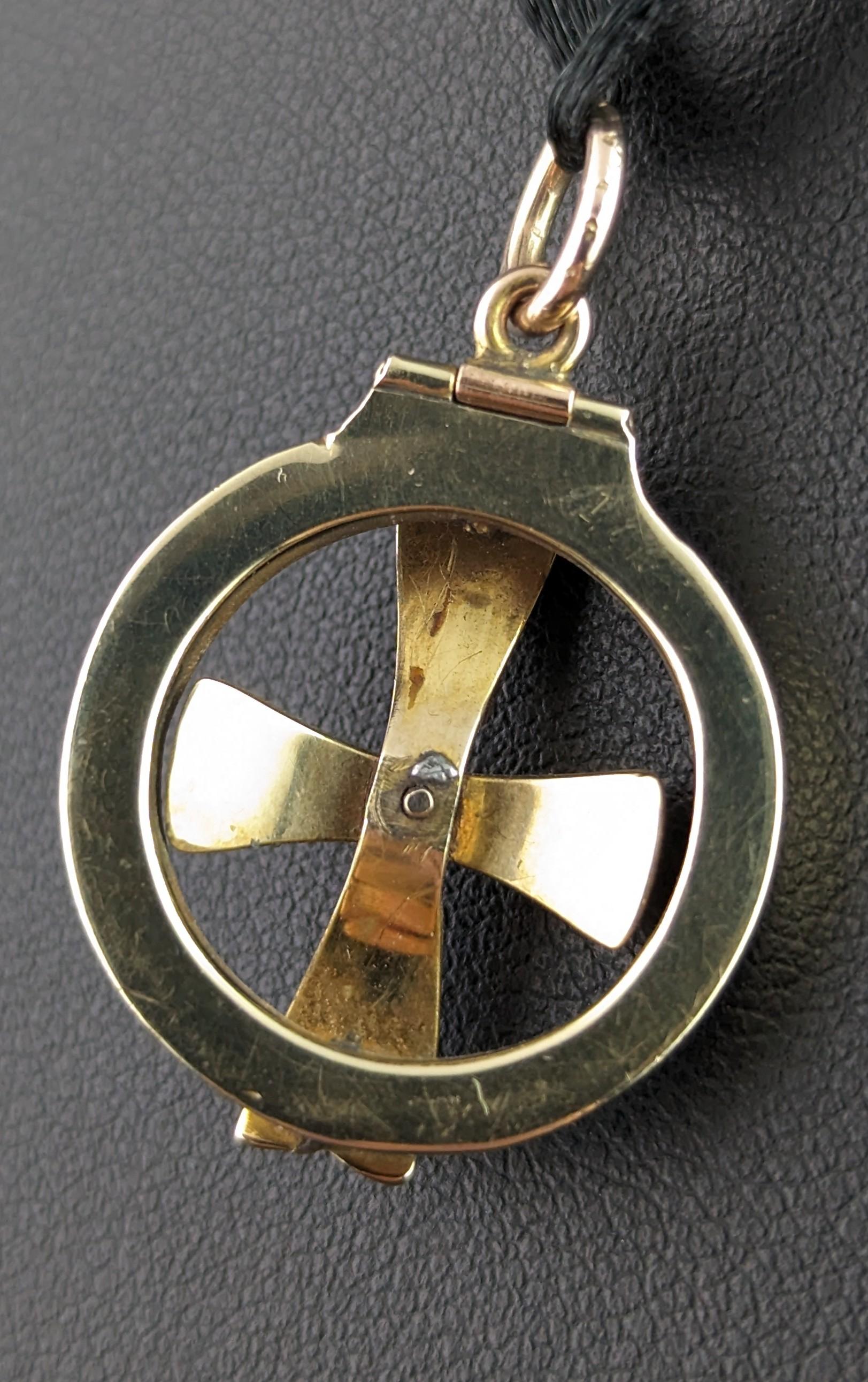 Pendentif croix victorien ancien en or jaune 9 carats, style écossais  en vente 2
