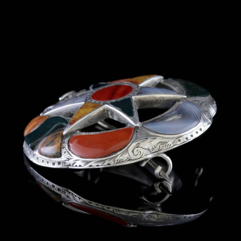 Broche Antique Écossaise Victoriem Argent Et Agate – C.1860 – Forme Serpentin