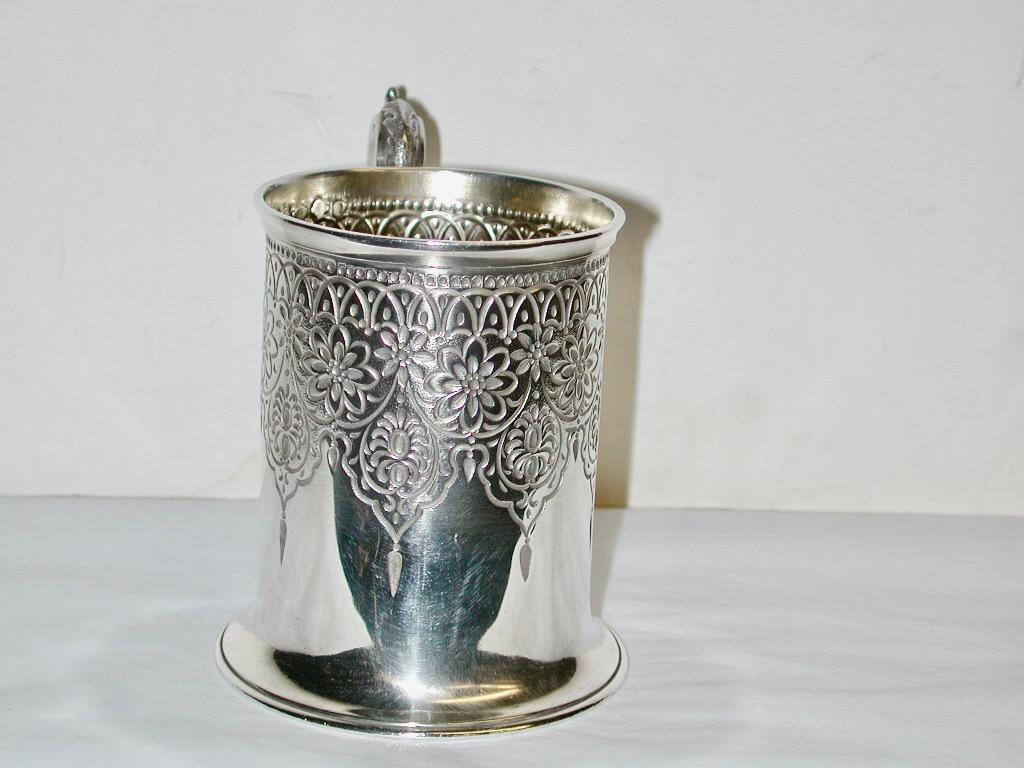 Antica tazza da battesimo vittoriana scozzese in argento datata 1862 J Murray
Tazza d'argento di alta qualità con una bella lavorazione piatta, del peso di 5,75 once troy, con un accenno di doratura al limone all'interno.