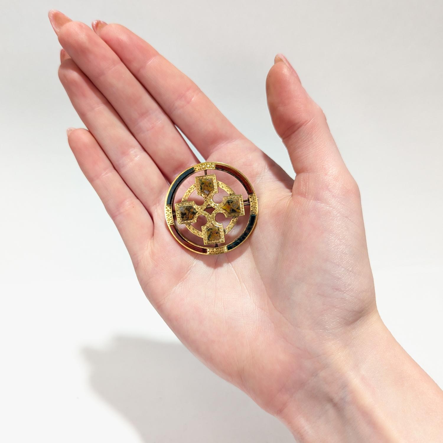 Broche ou épingle à kilt victorienne ancienne en agate spécimen écossais et or en vente 8
