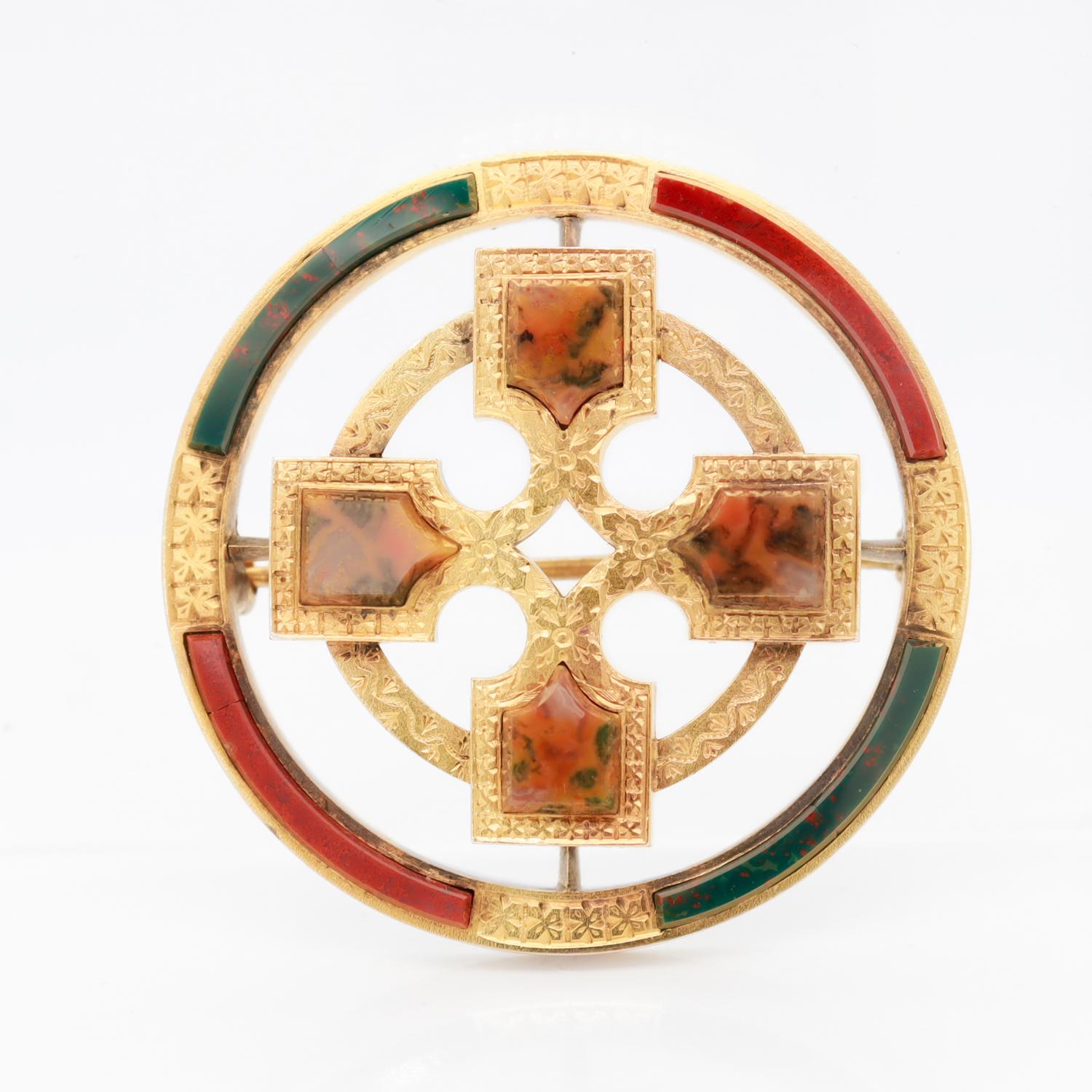 Taille cabochon Broche ou épingle à kilt victorienne ancienne en agate spécimen écossais et or en vente