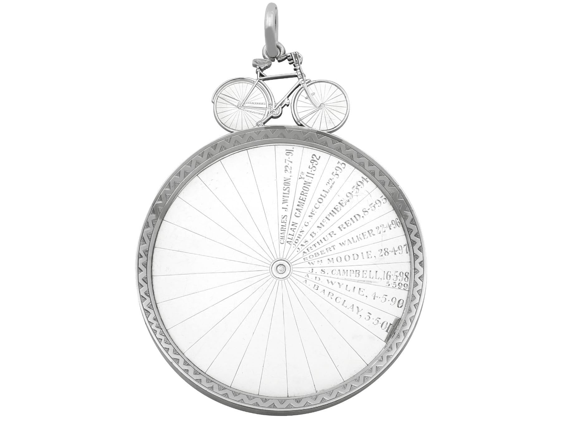 Un eccezionale, raffinato e impressionante, insolito medaglione da ciclismo antico vittoriano in argento sterling; un'aggiunta alla nostra collezione di presentazioni ornamentali da collezione.

Questo eccezionale e insolito medaglione d'argento