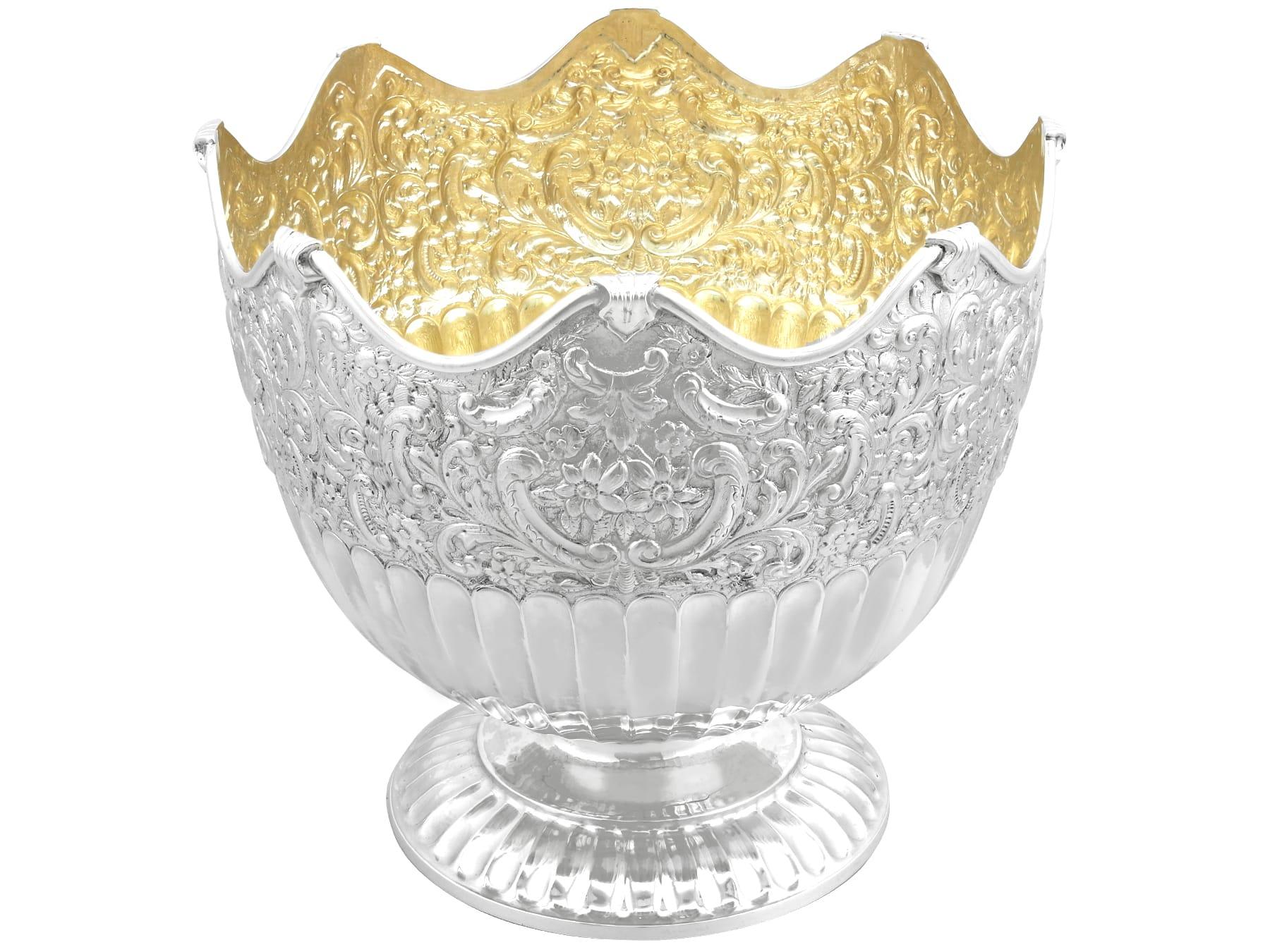 Un'eccezionale, raffinata e imponente ciotola di presentazione in argento scozzese d'epoca vittoriana; un'aggiunta alla nostra collezione di argenteria ornamentale.

Questa eccezionale ciotola antica scozzese in argento sterling ha una forma