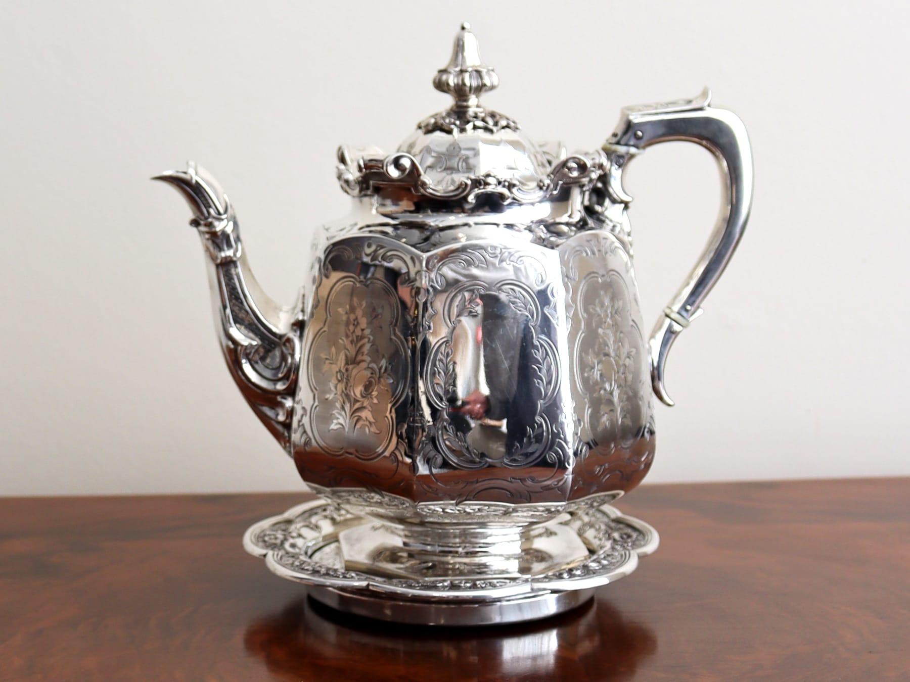 Un excepcional, fino e impresionante soporte para tetera de plata de ley escocesa de la época victoriana; una adición a nuestra colección de platería ornamental.

Este fino soporte escocés victoriano antiguo de plata de ley para tetera tiene forma