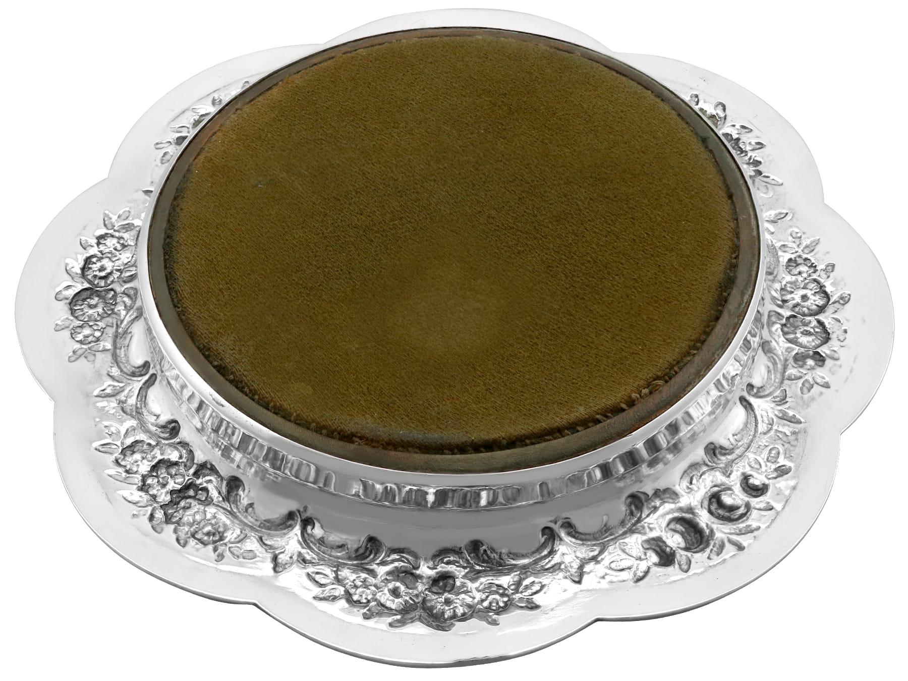 Antigua tetera escocesa victoriana de plata de ley en venta 4