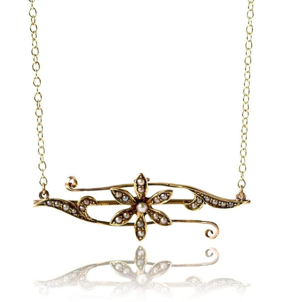 Ce collier antique exquis capture la beauté délicate et le symbolisme de l'ère victorienne. Conçue à l'origine comme une broche, elle a été transformée en pendentif par notre orfèvre expert de Hatton Garden, donnant à la pièce une forme fraîche et