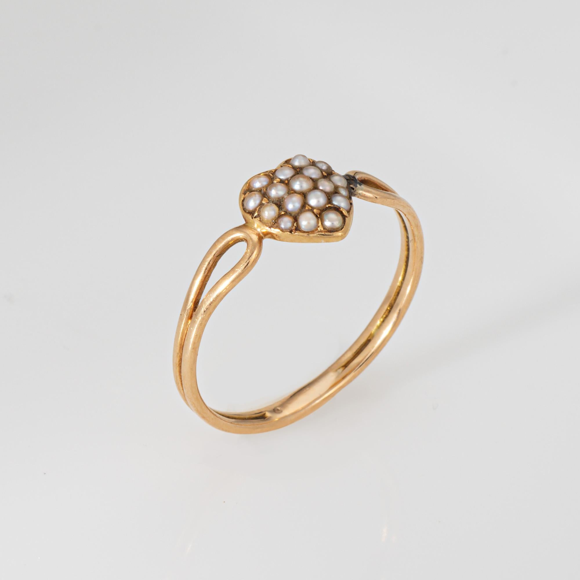 Anello a cuore con perle di semi d'epoca vittoriana (1880-1900 circa) finemente dettagliato e realizzato in oro giallo 18 carati.

18 piccole perle di semi misurano circa 1 mm - 1,5 mm.

Questo delizioso anello è incastonato con perle di semi