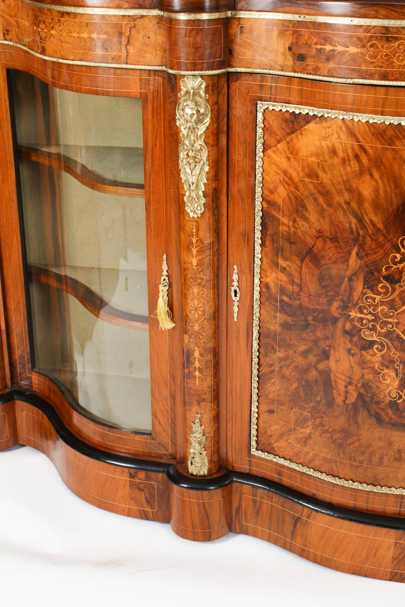 XIXe siècle Ancienne crédence victorienne en marqueterie de ronce de noyer serpentine 19ème siècle en vente