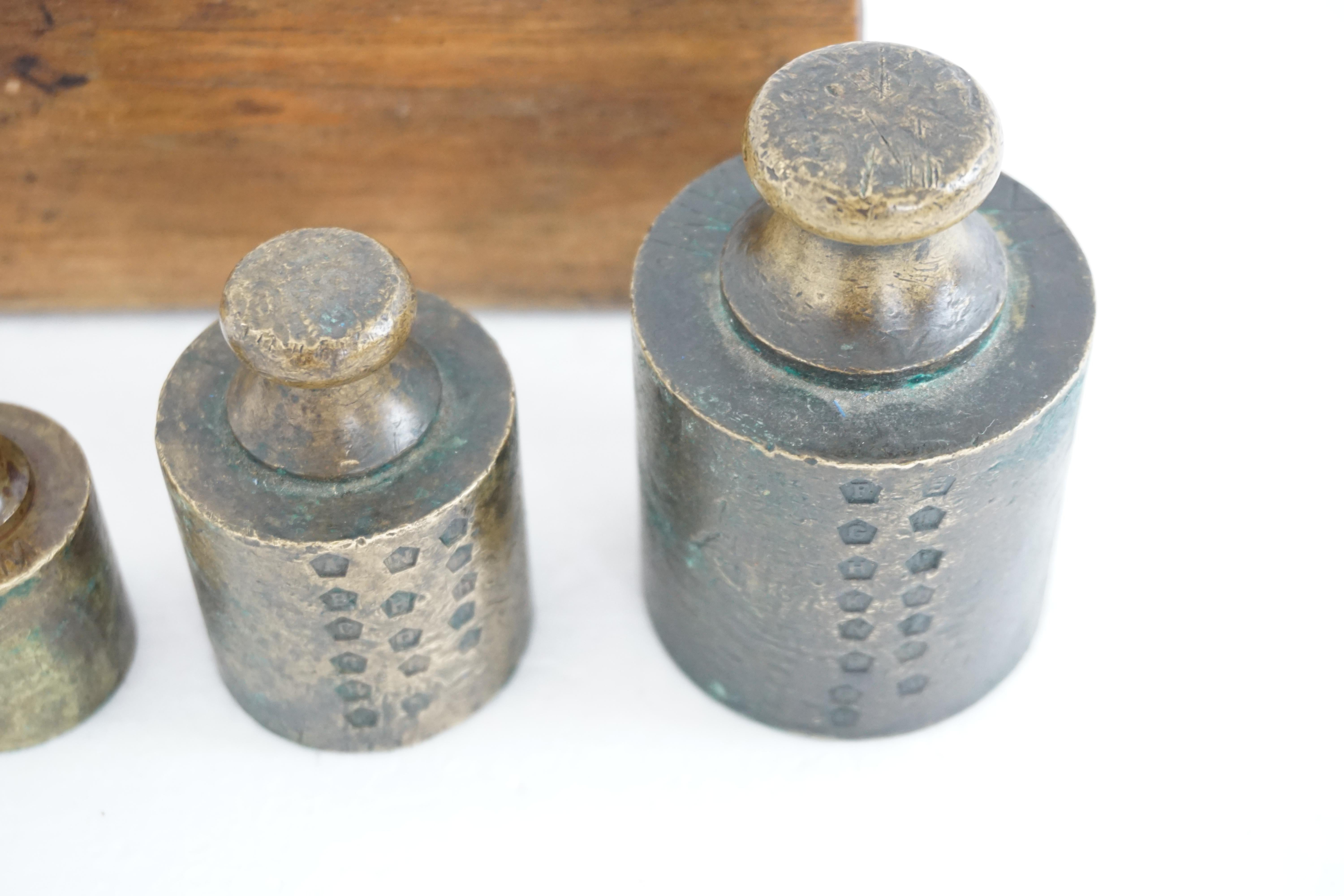 Antique Victorian set - 5 graduated brass weights, Scotland 1870 645 

Scotland
1870
Original pine box
Comprising of 5 brass weights
All weights are stamped

NOTE: 50 grams equals 1 kilogram

1