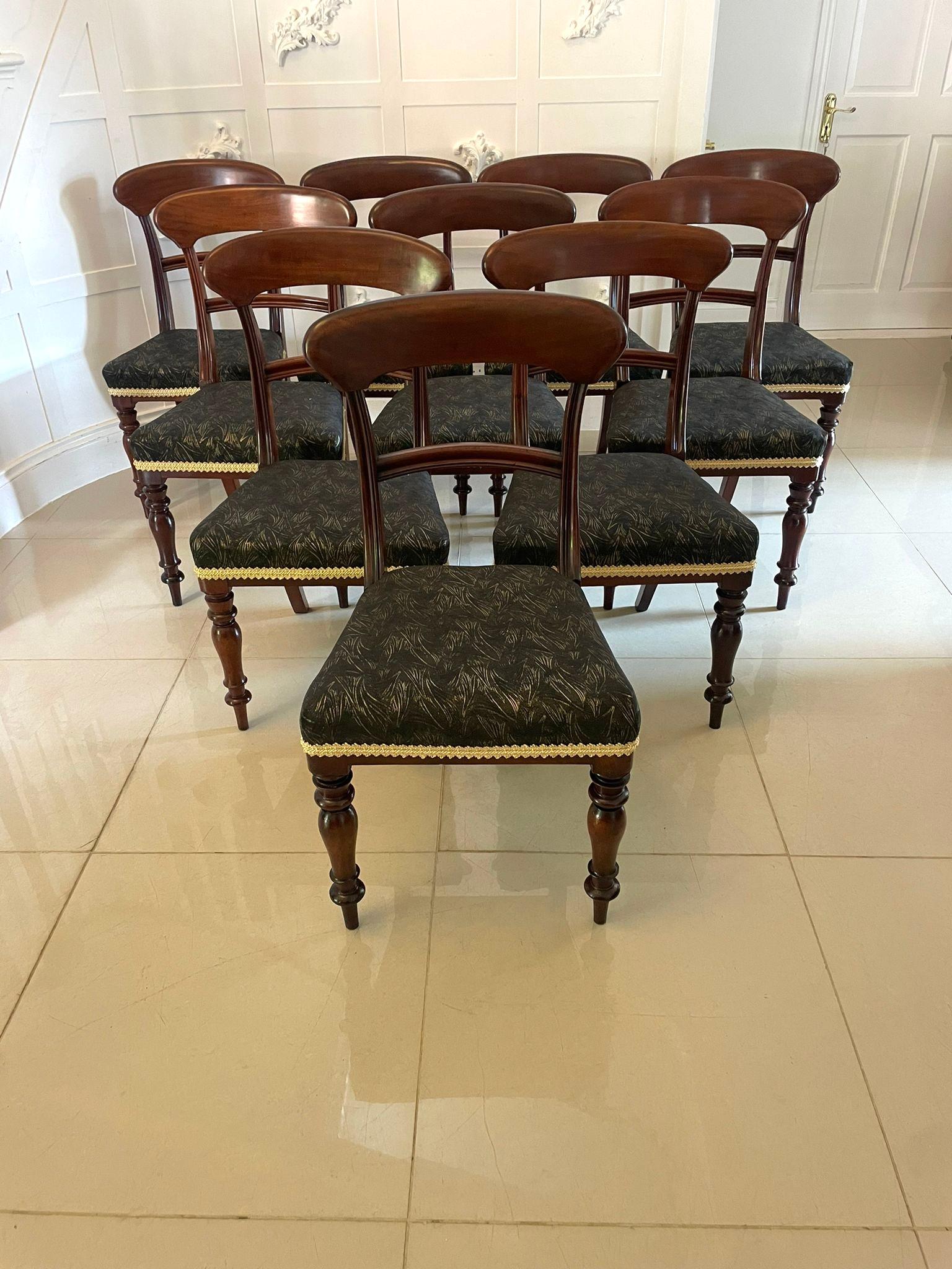 Antico set vittoriano di 10 sedie da pranzo in mogano di qualità con schienale a forma di mogano con una stecca a reticolo al centro e sedili recentemente rivestiti in un tessuto blu e oro di qualità che poggiano su eleganti gambe tornite e