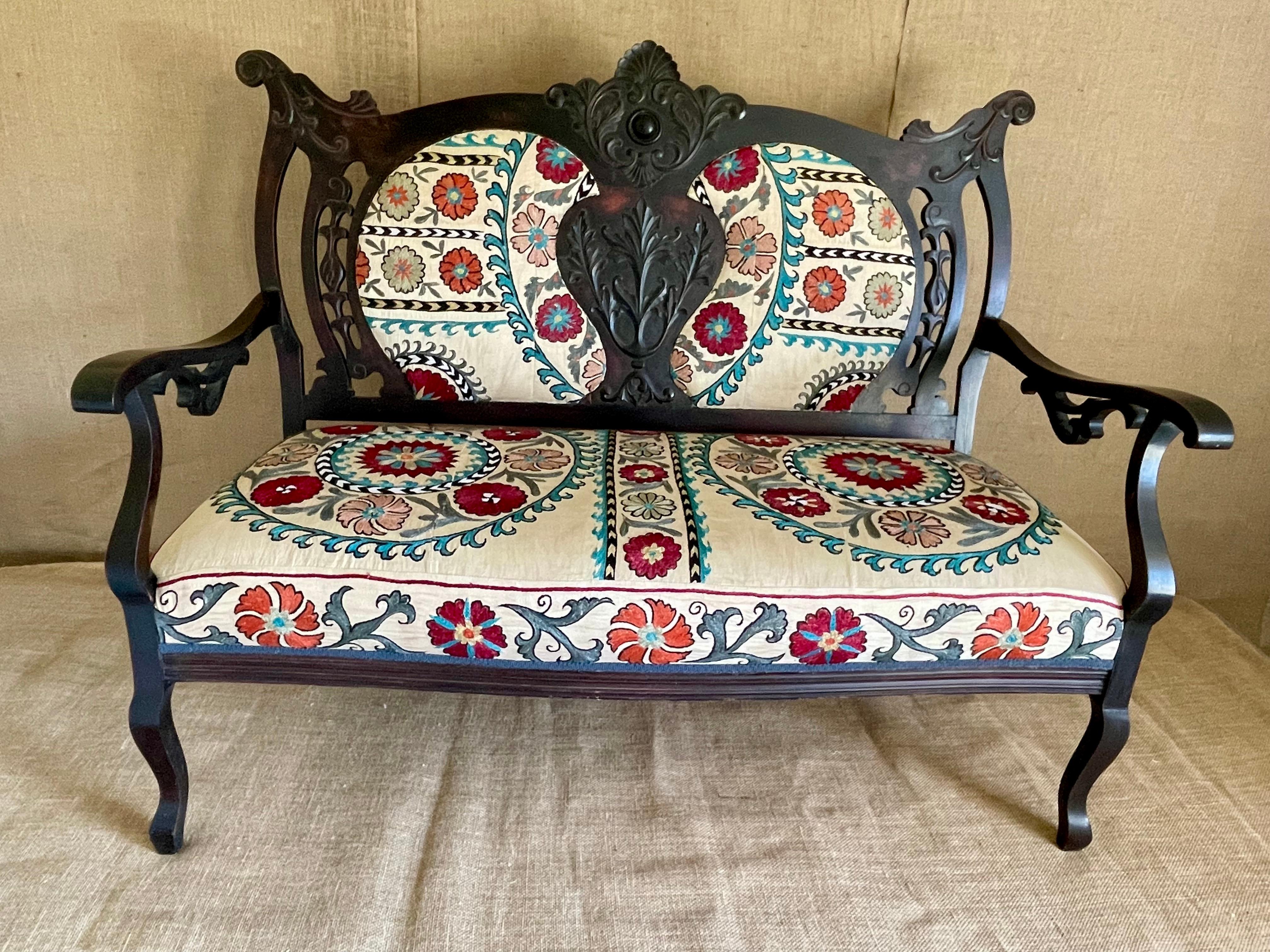 Antique Victorian Settee In Excellent Condition For Sale In Doylestown, PA