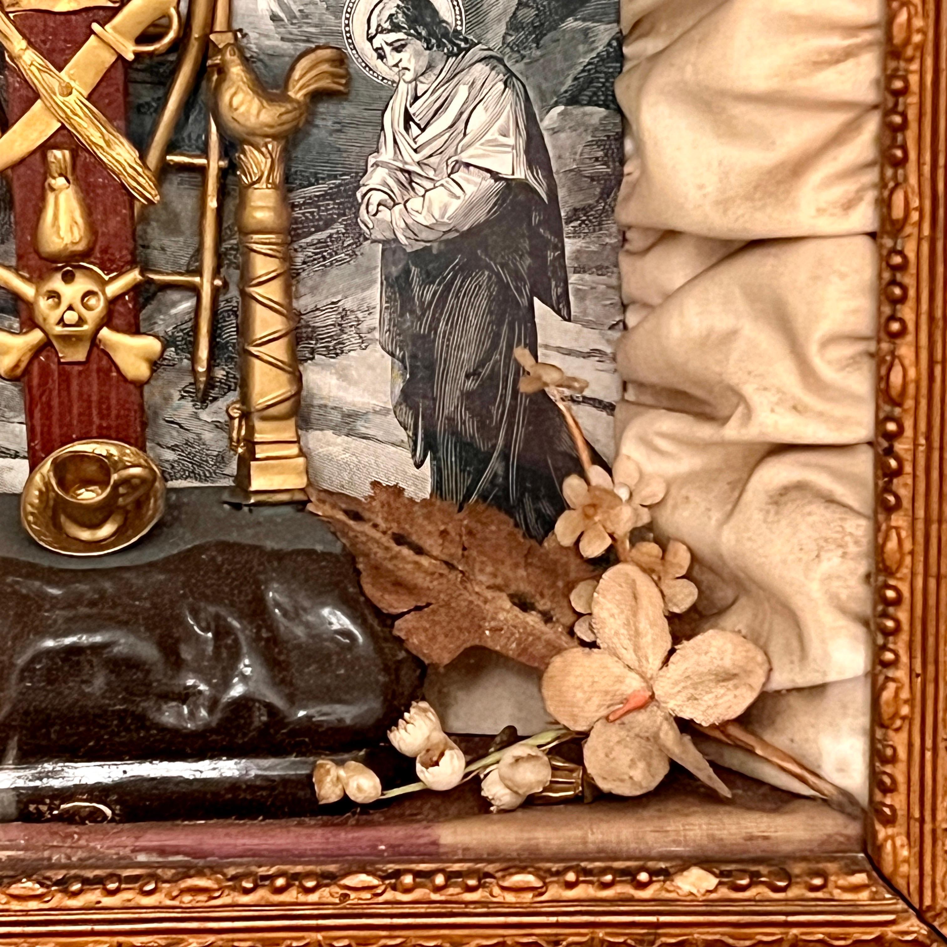 Soie Boîte d'ombres victorienne ancienne avec scène de crucifix religieux, vers 1850 en vente