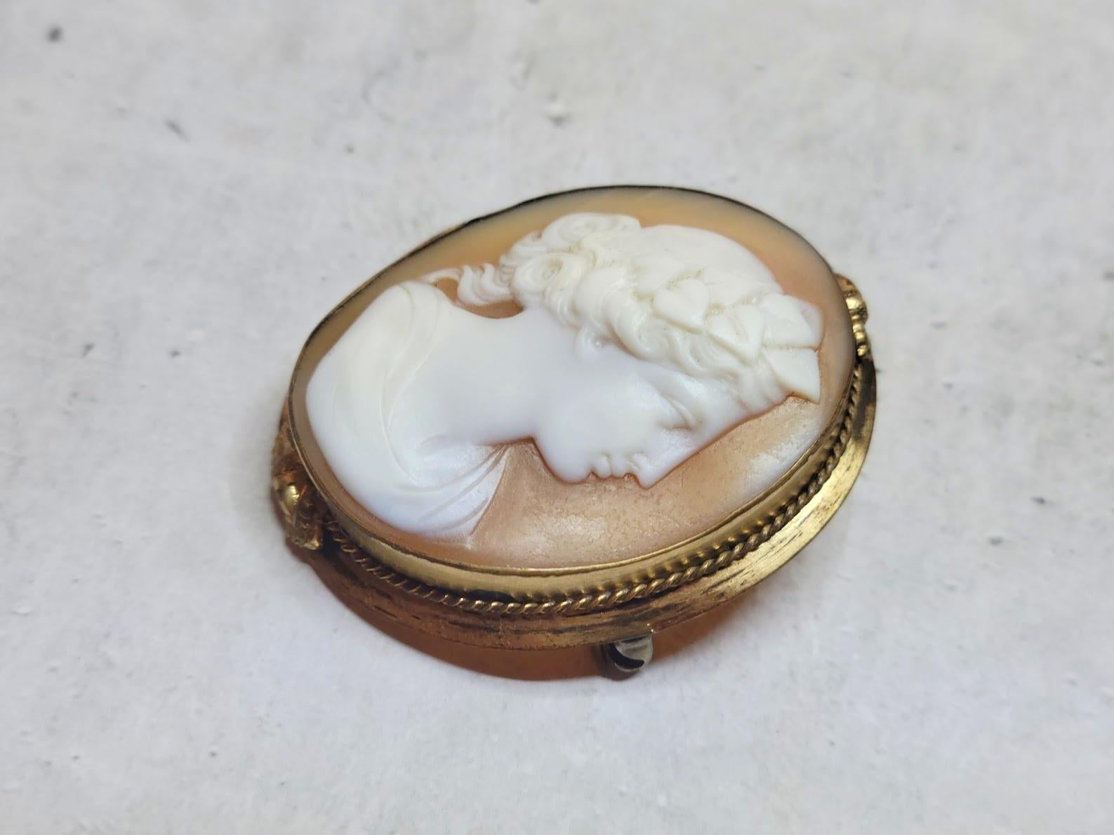 Antique Victorian Shell Cameo Brooch In Good Condition For Sale In Chesterland, OH