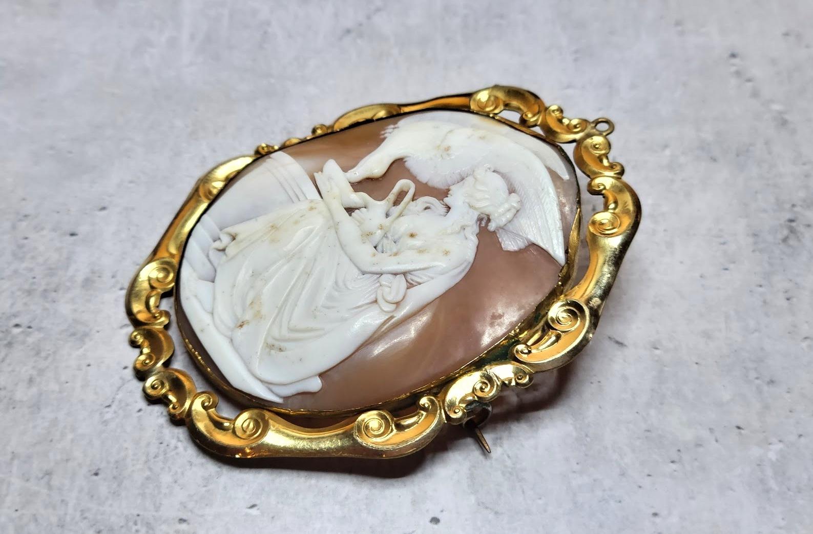 Antique Victorian Shell Cameo Brooch Hebe Feeding the Eagle of Zeus In Good Condition In Chesterland, OH