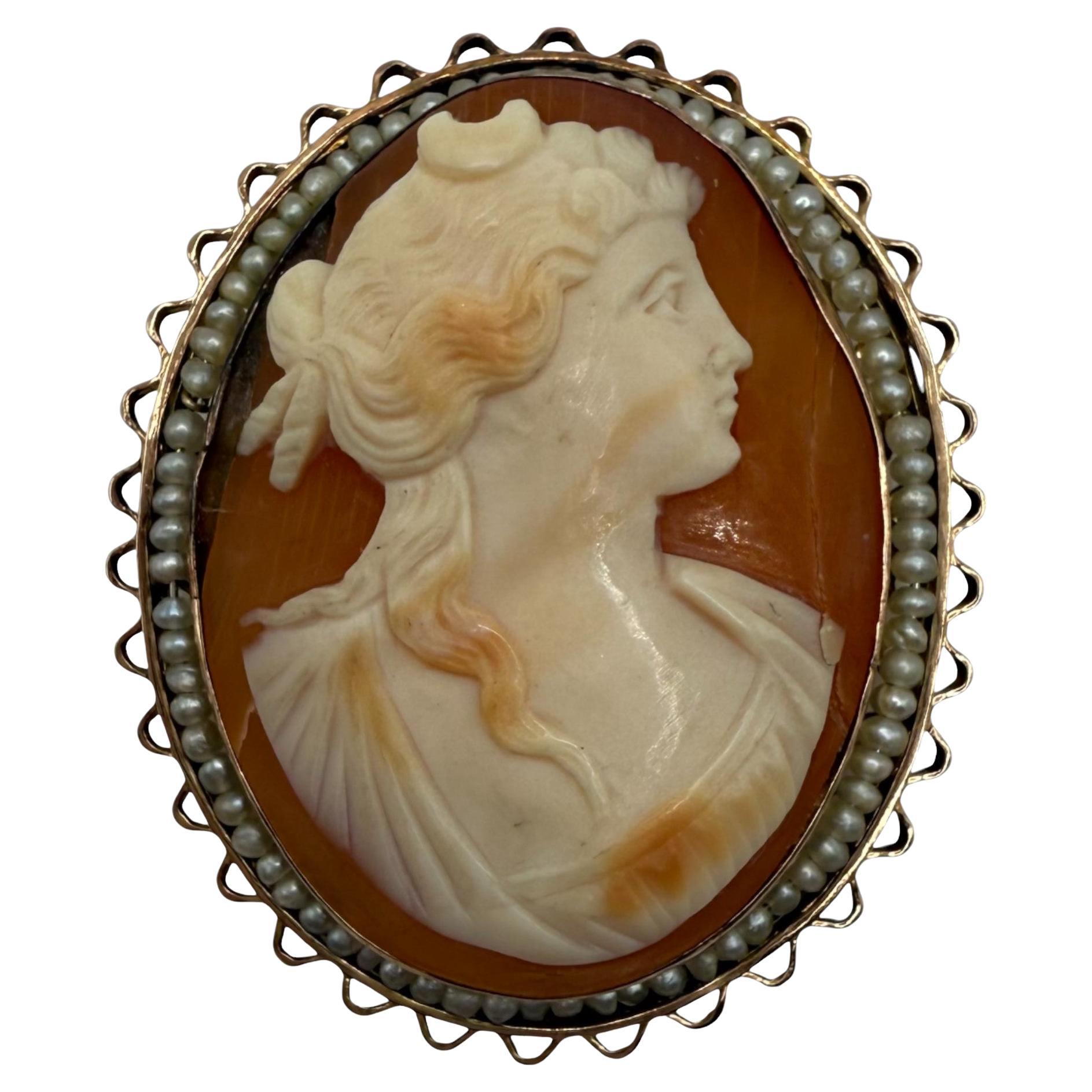 Broche victorienne ancienne en camée coquillage avec monture en perles de rocaille, vers 1880