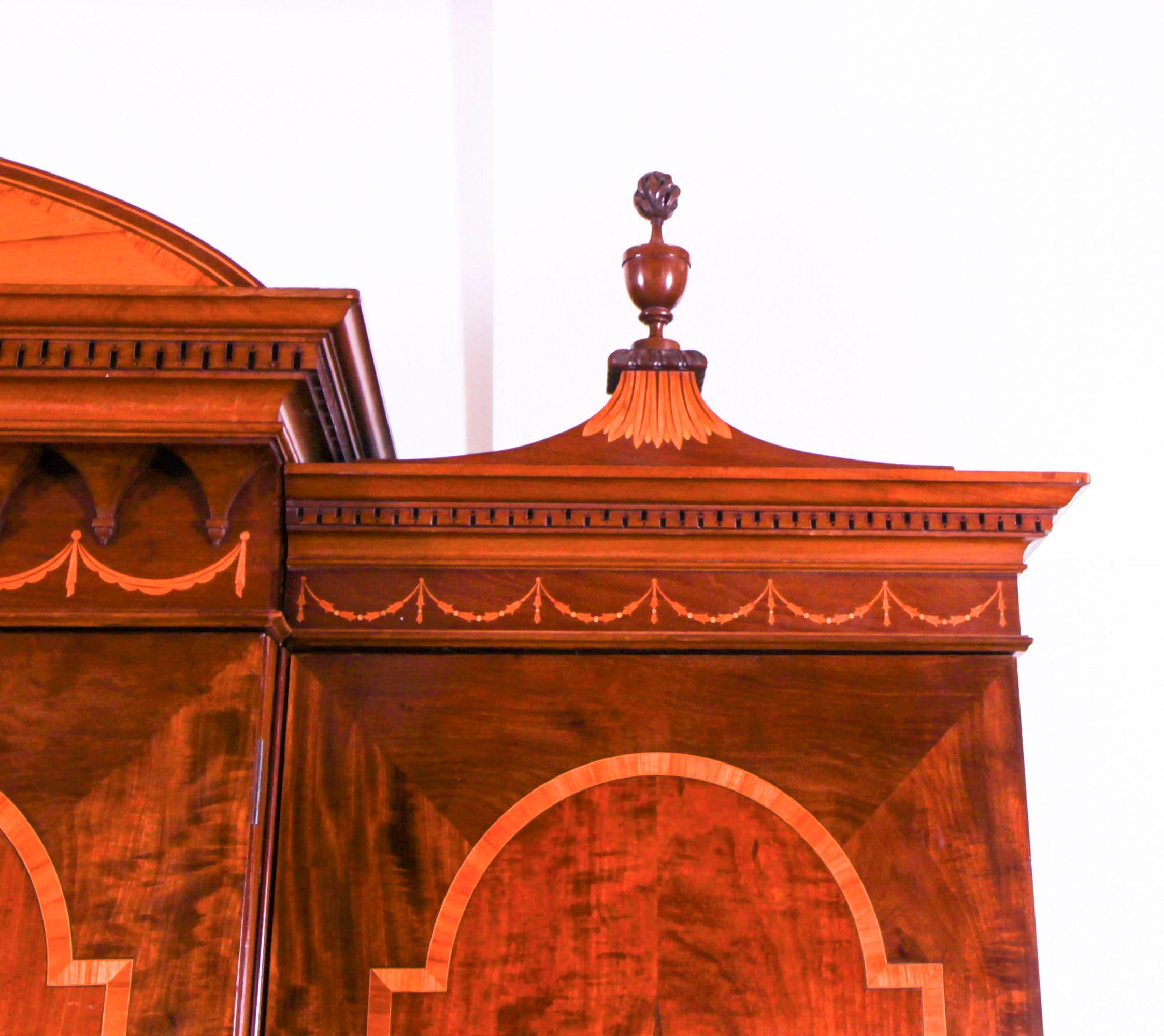 Fine XIX secolo Antico armadio vittoriano Sheraton Revival intarsiato con ante a ribalta del XIX secolo in vendita