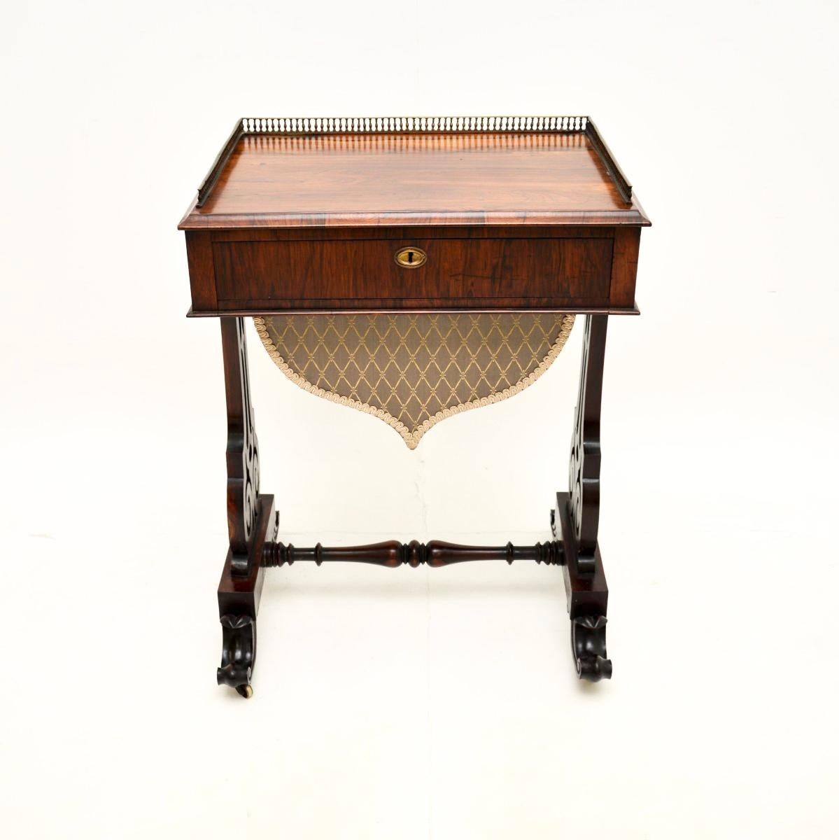 Une magnifique table d'appoint du début de l'époque victorienne, fabriquée en Angleterre et datant d'environ la période 1840-1860.

Il est d'une très grande qualité et d'une taille très utile. Le bois est d'une couleur étonnante et présente de