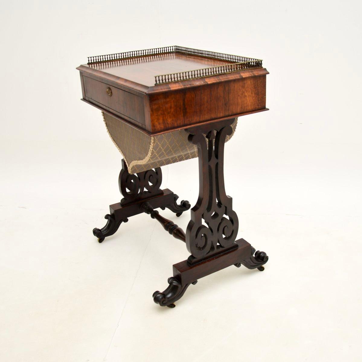 Britannique Table d'appoint victorienne ancienne en vente