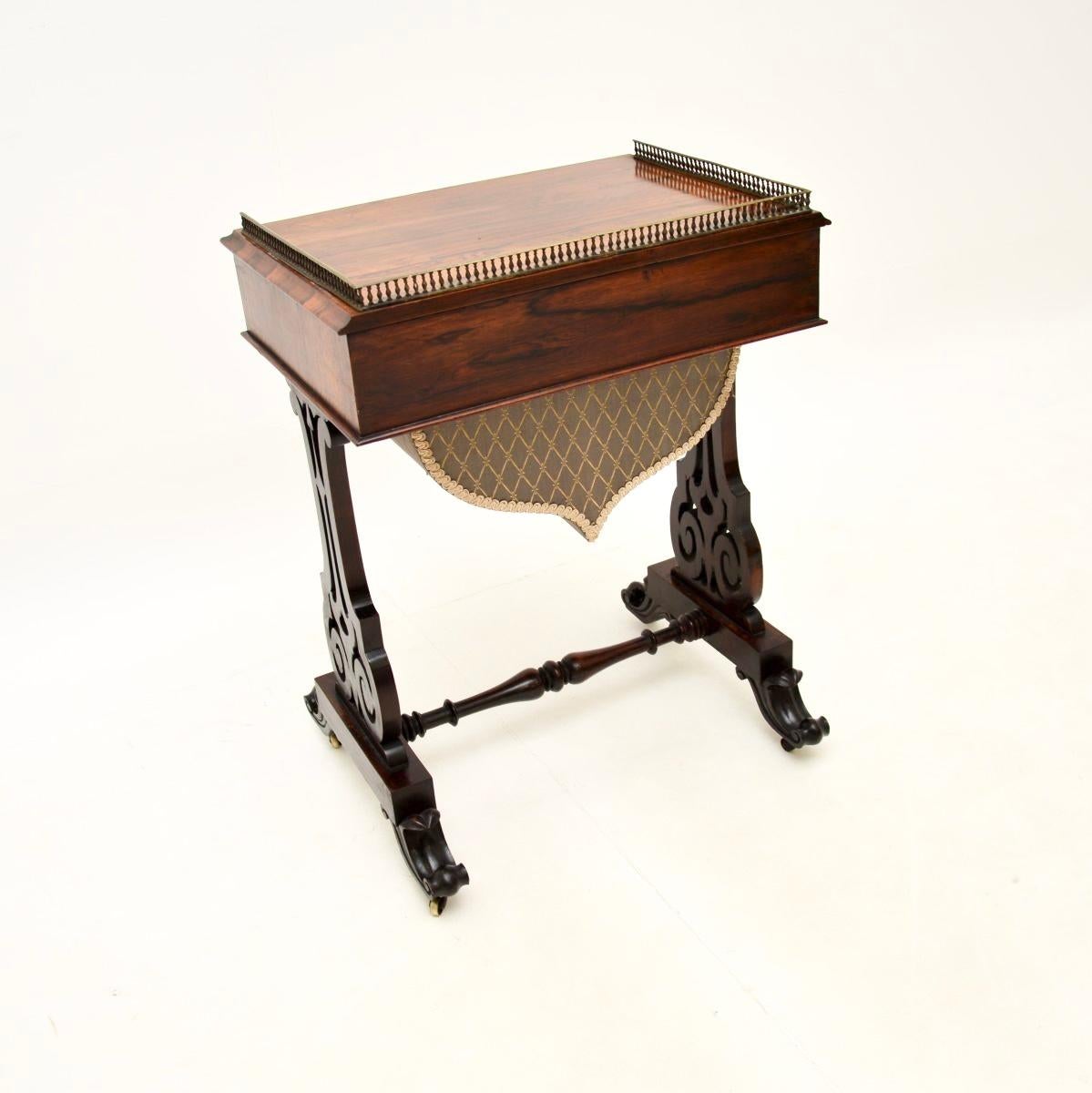 Milieu du XIXe siècle Table d'appoint victorienne ancienne en vente