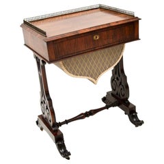 Mesa auxiliar victoriana antigua