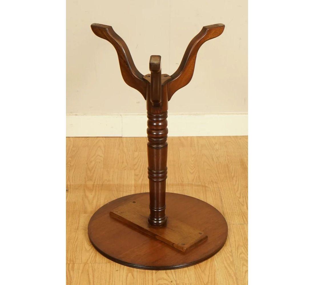 Antigua mesa auxiliar victoriana Mesa de vino sobre elegantes patas trípode siglo XIX en venta