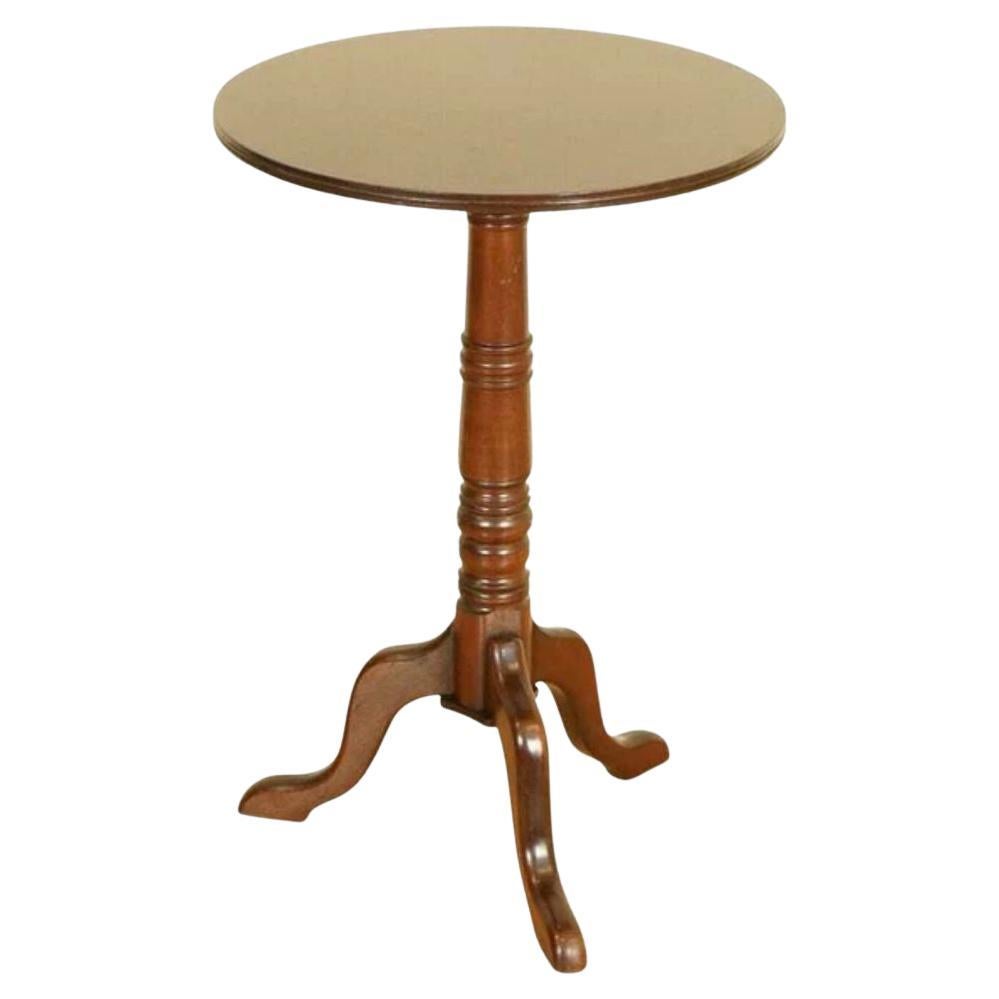 Table d'appoint victorienne ancienne sur d'élégants pieds tripodes