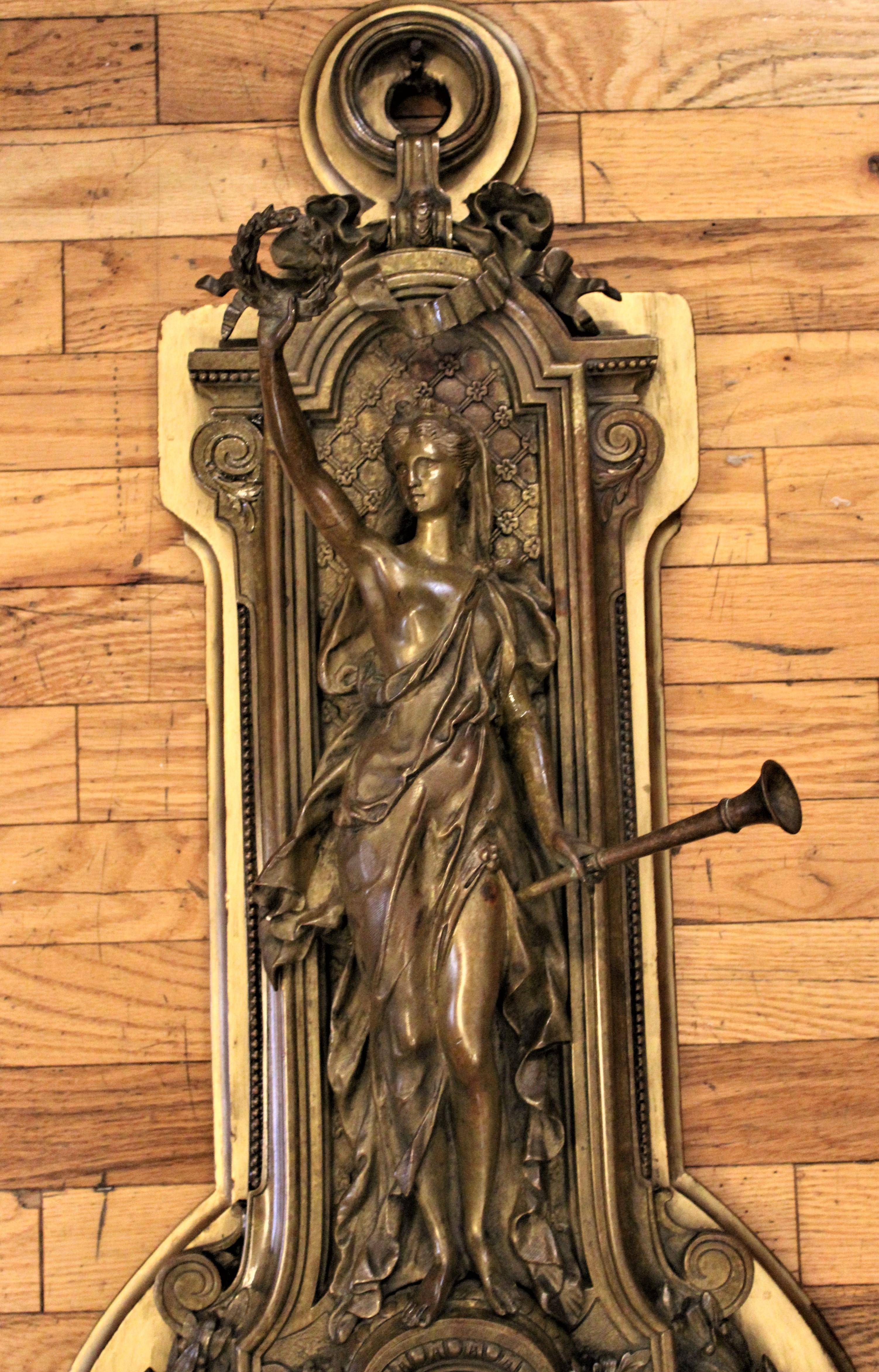 Apogée victorien Tiffany & Co. Ancienne horloge murale victorienne en bronze ornée de figures figuratives en vente