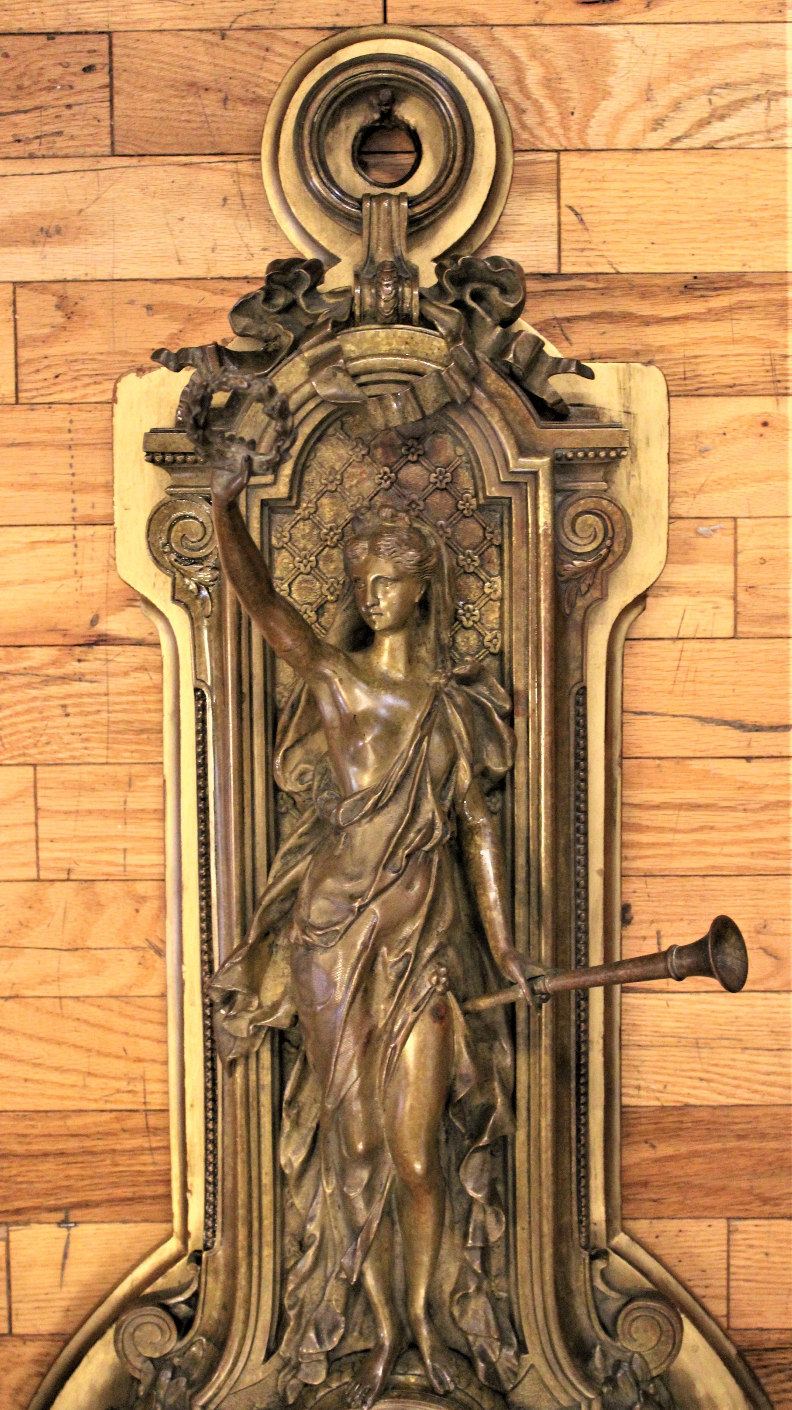 Français Tiffany & Co. Ancienne horloge murale victorienne en bronze ornée de figures figuratives en vente