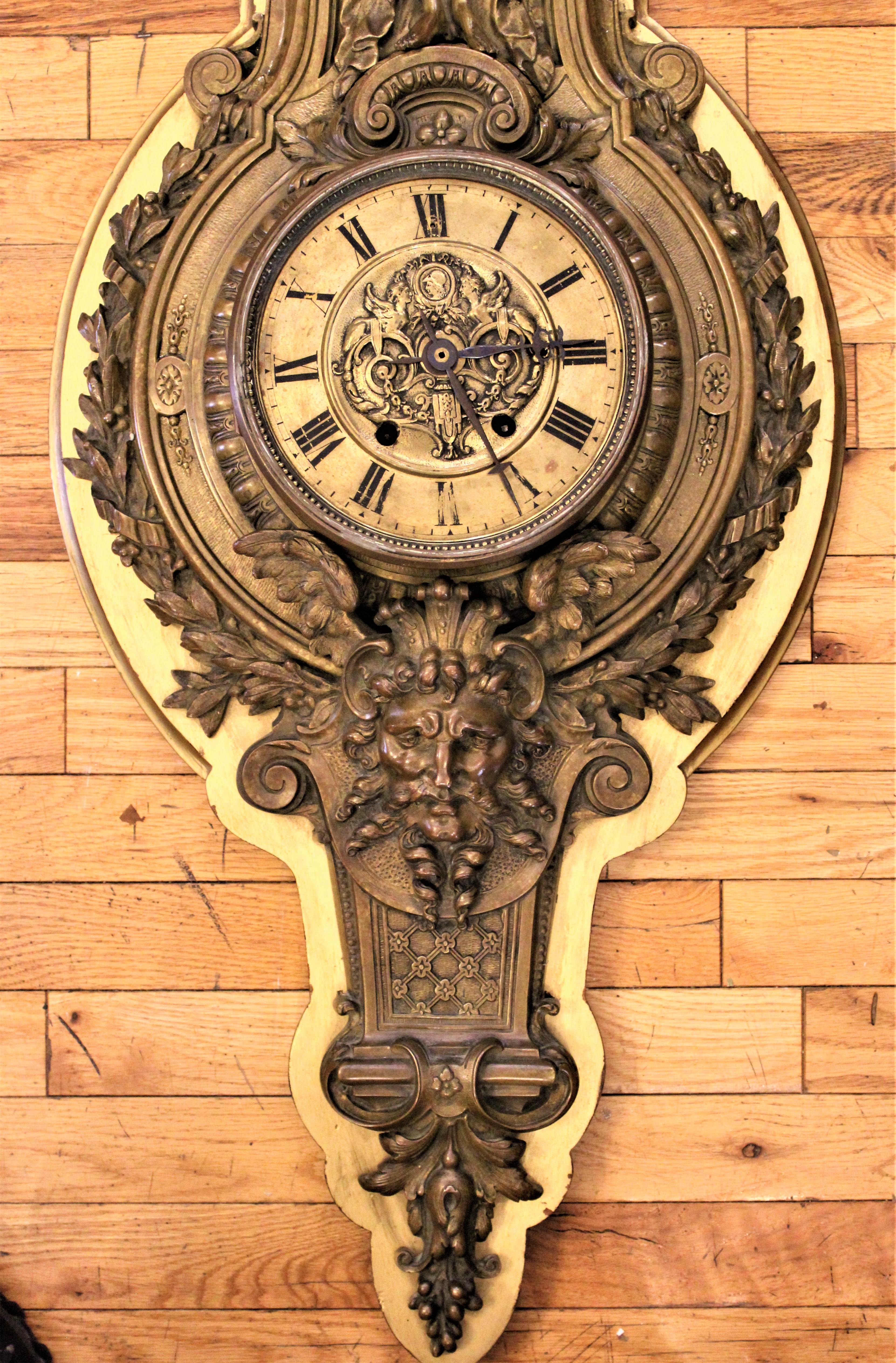 Moulage Tiffany & Co. Ancienne horloge murale victorienne en bronze ornée de figures figuratives en vente