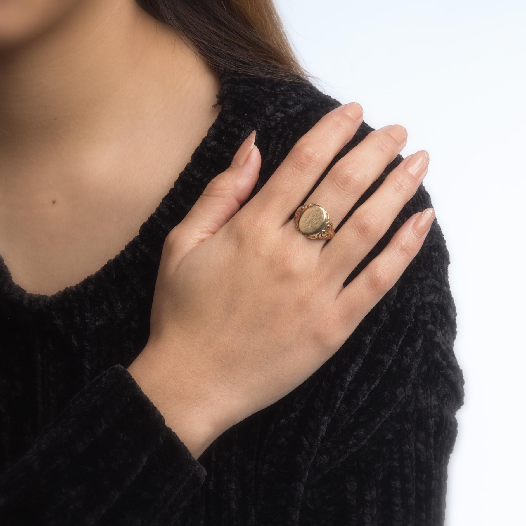 Antique Victorian Signet Ring 10 Karat Rose Gold Vintage Fine Jewelry Estate In Fair Condition For Sale In Torrance, CA