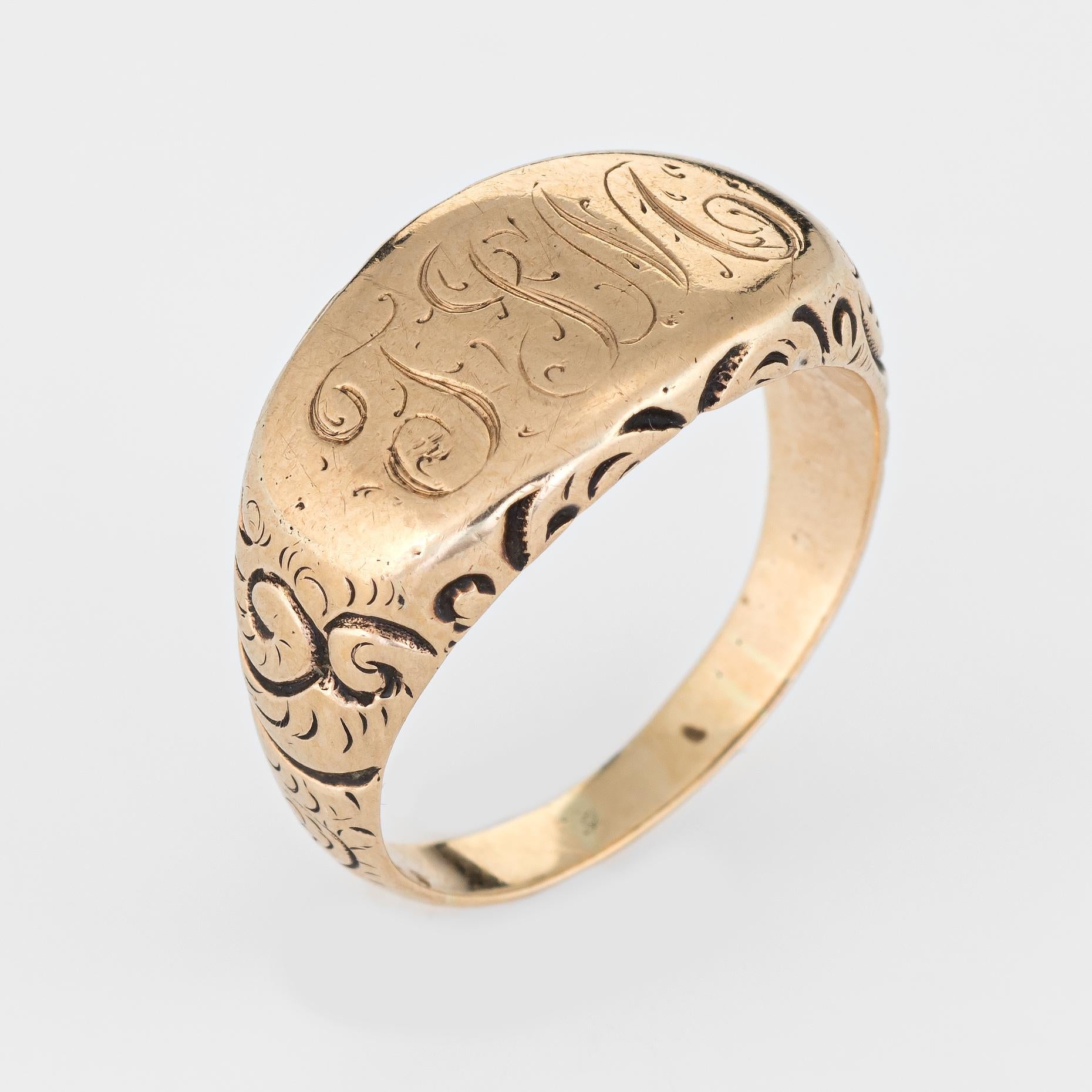 Lovely antique Victorian signet ring (circa 1880s to 1900s), crafted in 10 karat yellow gold. 

The center is inscribed with initials 