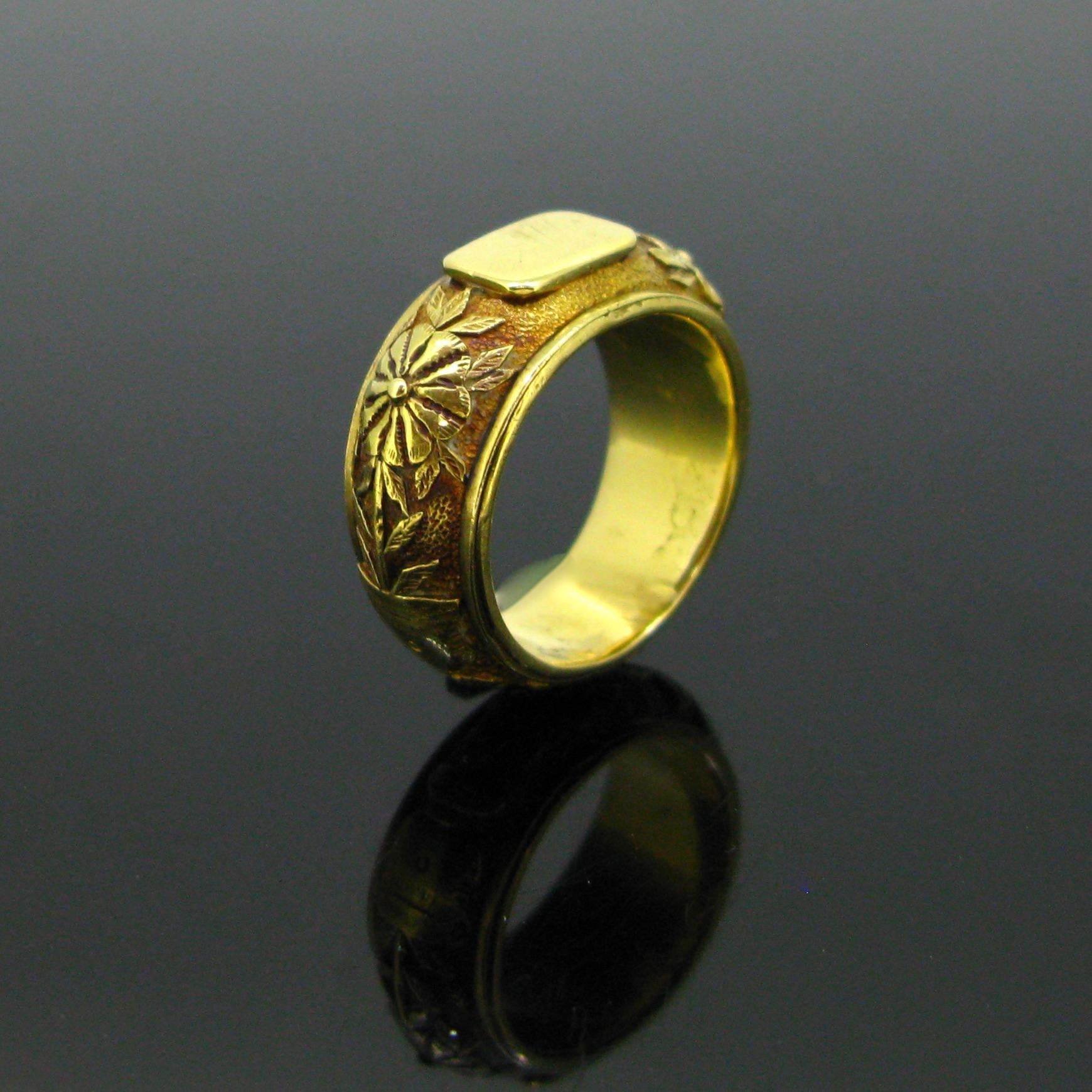 Gewicht: 12.53gr


Metall: 18kt Gelbgold


Zustand: Sehr gut


Punzierungen: Französisch - Eule


Kommentare: Dieser schöne Ring ist in 18kt hohlen Gelbgold gemacht. Es stammt aus der Mitte des 19. Jahrhunderts, aus der viktorianischen Zeit. Das