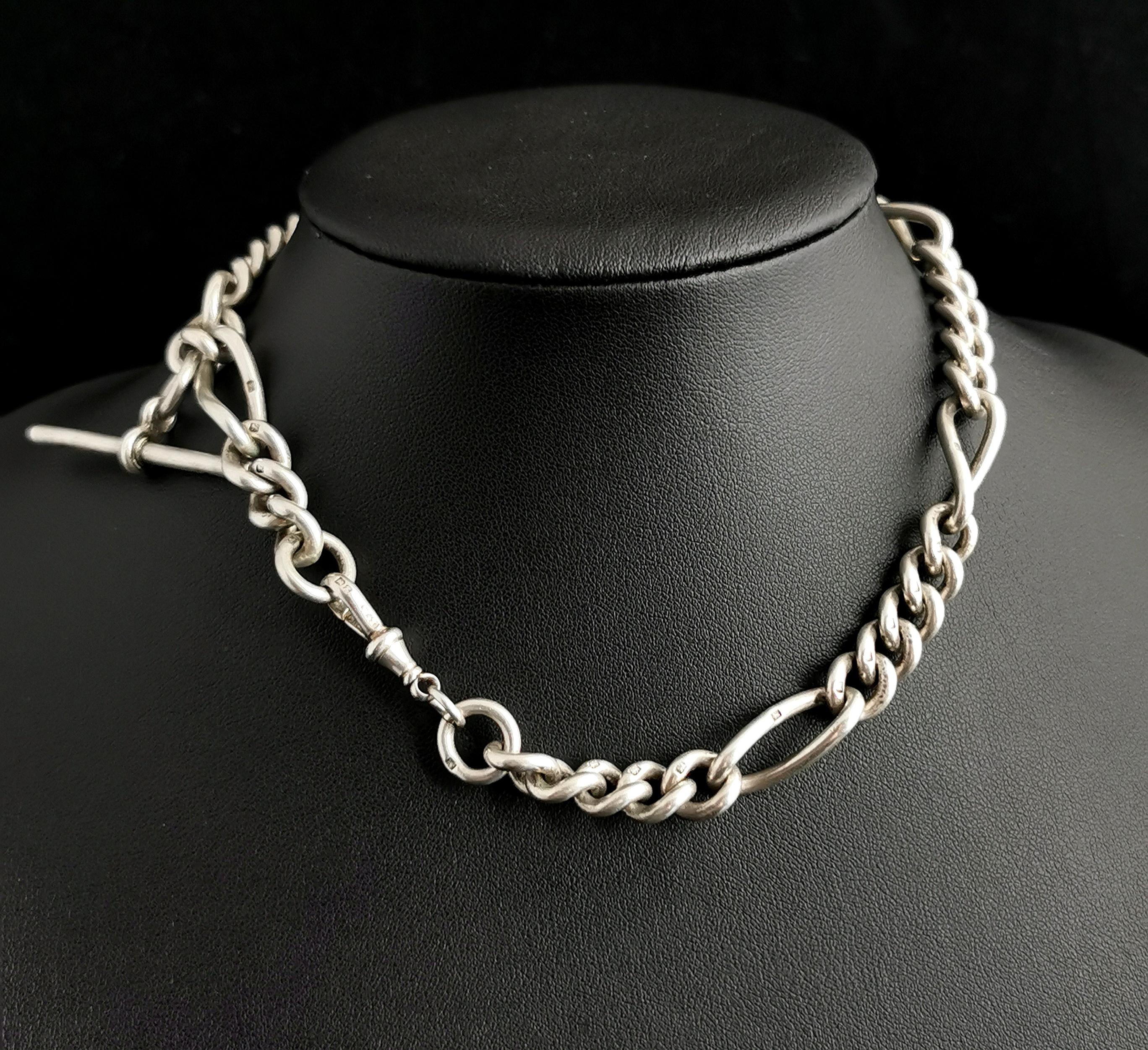 An attractive antique Victorian silver Albert chain.

Nice chunky fetter links with a figaro style design and a dog clip fastener to one end.

It has a silver t bar affixed to one side.

The chain is made from sterling silver and each link is