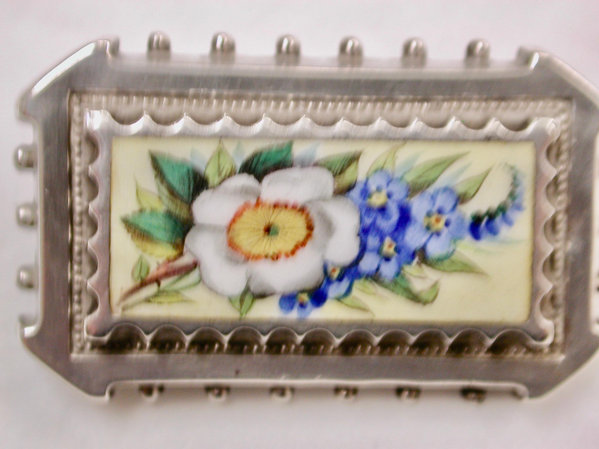 Antiguo broche victoriano de plata y esmalte fechado hacia 1880
Preciosa escena original esmaltada con flores y follaje realistas.


