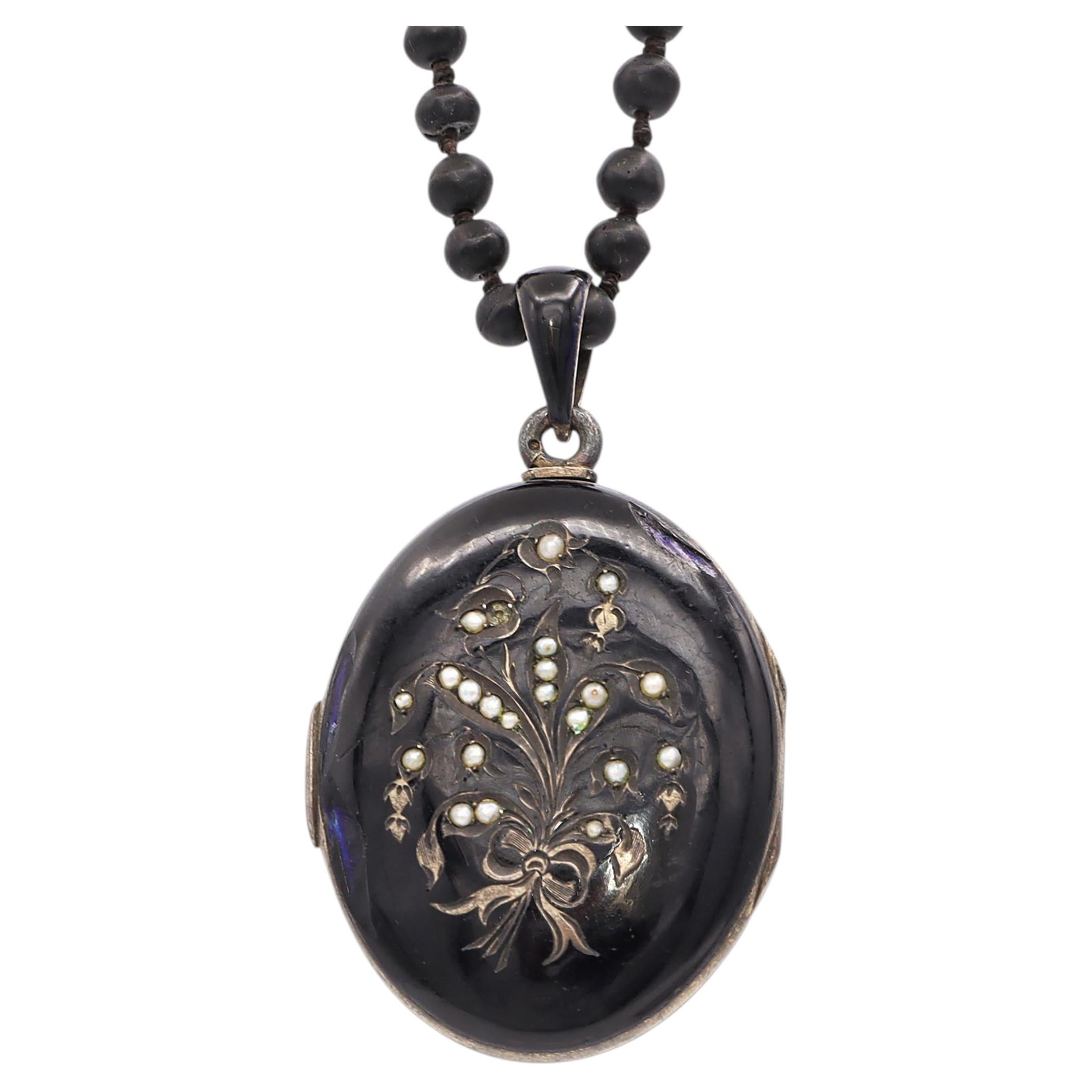 Antico medaglione vittoriano in argento e perle smaltate con collana da lutto con perle di getto