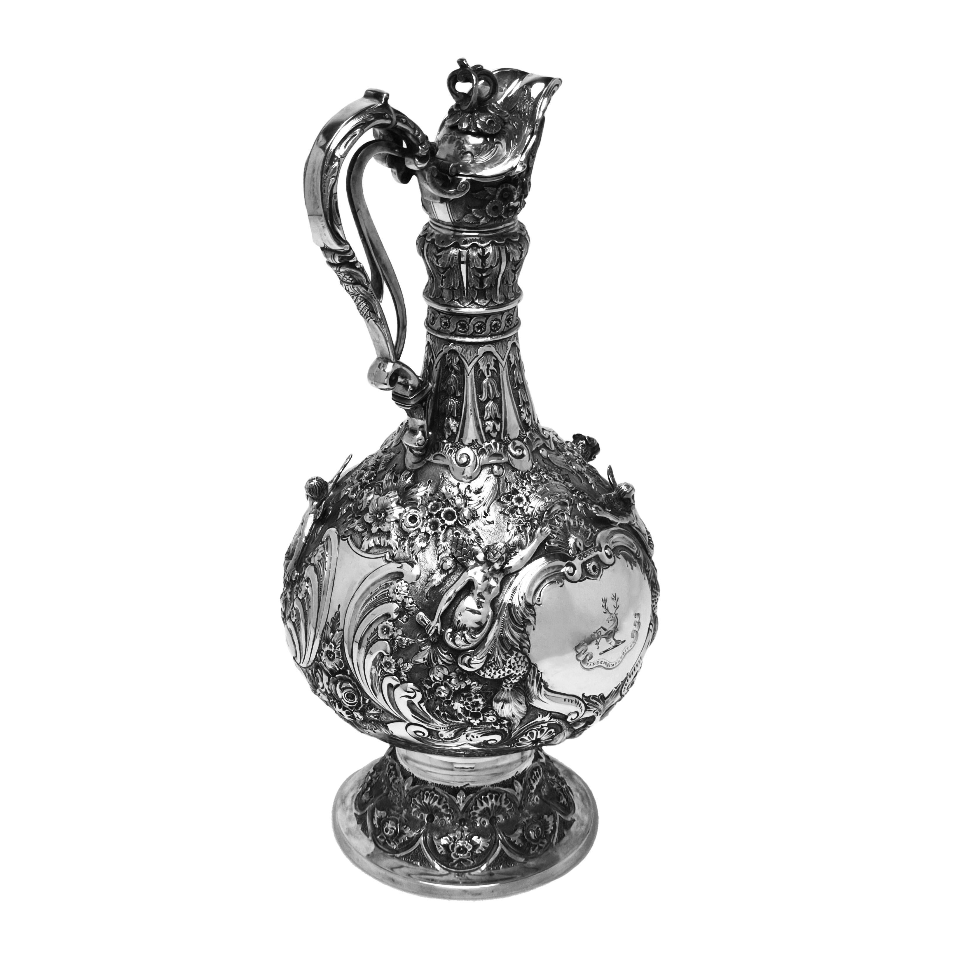 Une cruche Armada classique en argent victorien ancien. Traditionnellement, une aiguière utilisée pour le vin, la cruche Armada a un corps rond et un long col orné de ciselures et d'images appliquées. L'Armada Jug possède deux cartouches, dont l'un
