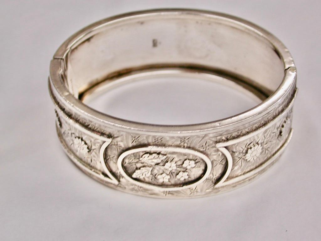 Antique Victorian Silver Bangle Dated 1882 Wallbridge & Co Birmingham Assay
Lovely applied flower and leaf-work hand engraving typical of the 1880's