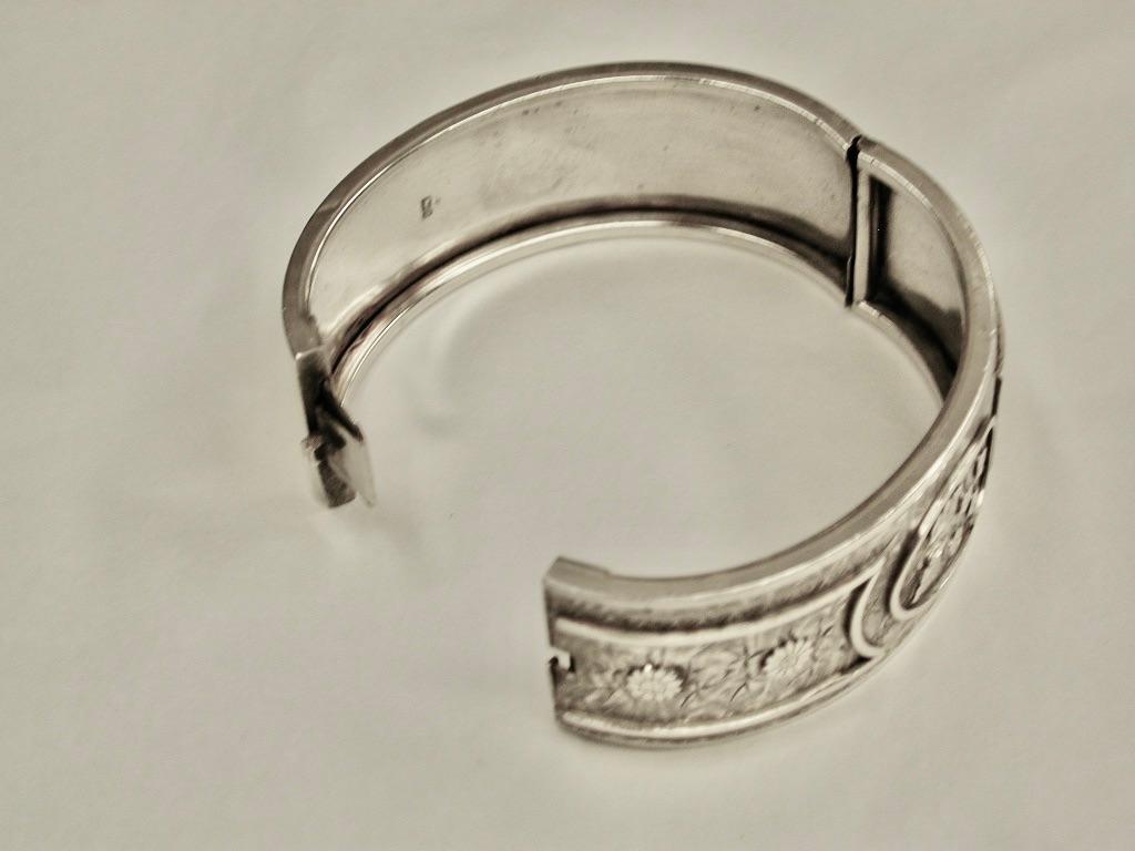 Antique Victorian Silver Bangle Dated 1882 Wallbridge & Co Birmingham Assay In Good Condition For Sale In London, GB