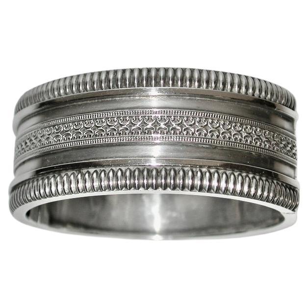 Antico bracciale d'argento vittoriano datato circa 1880 Saunders & Shepherd B'ham
Bellissimo braccialetto in argento con decorazioni in stile etrusco.
Marcato Standard Silver, che è argento sterling.