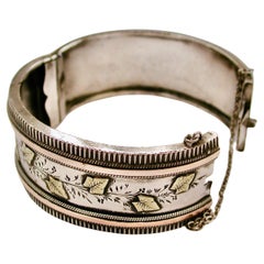 Antico bracciale vittoriano in argento con lavorazione a due colori in oro, circa 1880