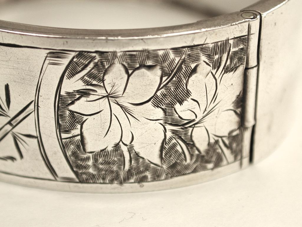 Antique Victorian Silver Bangle with Hand Engraving, Reichenberg & Co, 1883 In Good Condition In London, GB