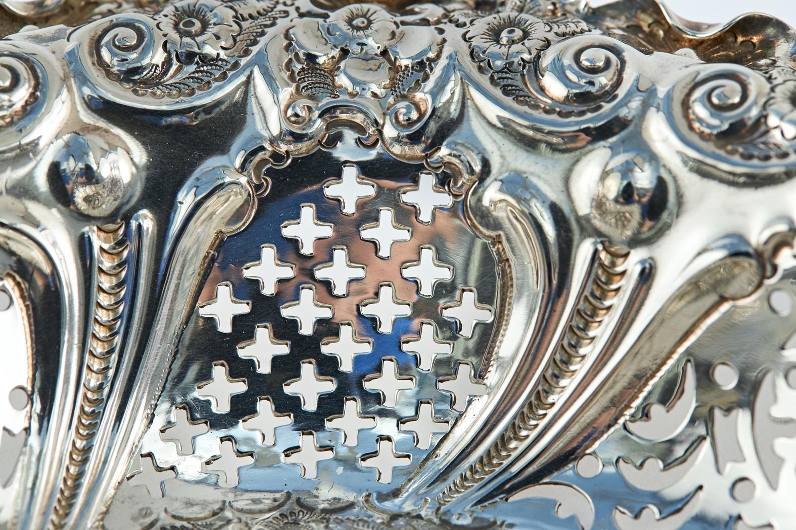 Tardo vittoriano Antico piatto vittoriano Bon Bon in argento in vendita