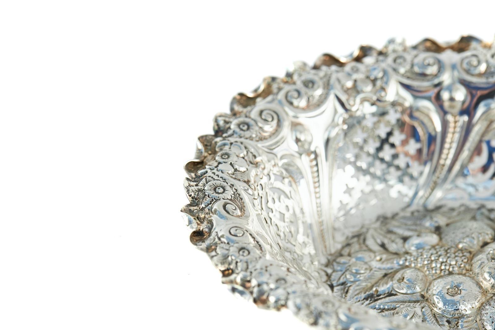 XX secolo Antico piatto vittoriano Bon Bon in argento in vendita
